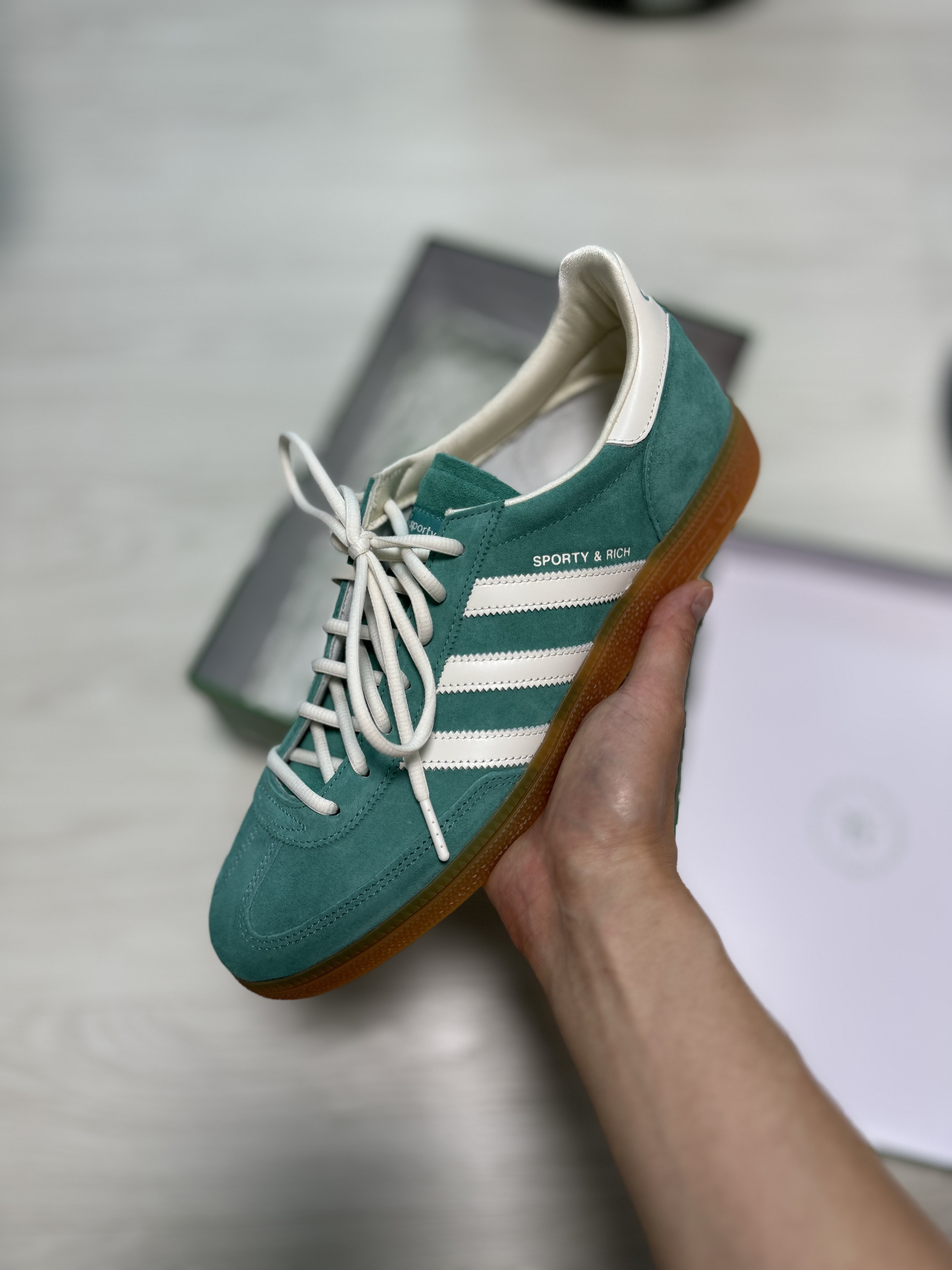 Adidas x Sporty & Rich Spezial Handball Pantone Core White 착용 스타일