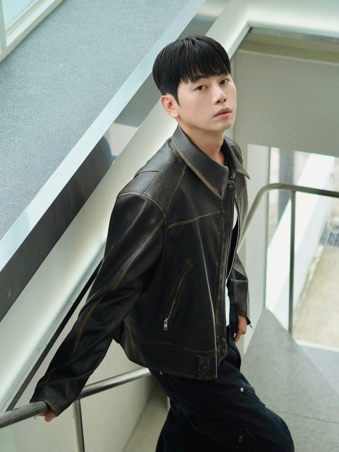 Haleine 3D Distressed Faux Leahter Jacket Black (VJ301), Haleine 3D Distressed Faux Leather Jacket Brown (VJ302) 착용 스타일