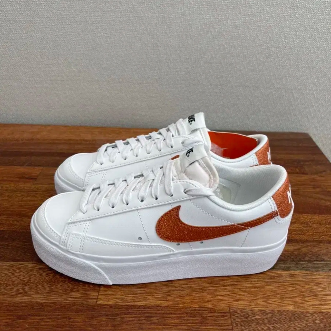 (W) Nike Blazer Low Platform Essential White Metallic Copper 착용 스타일 - 2