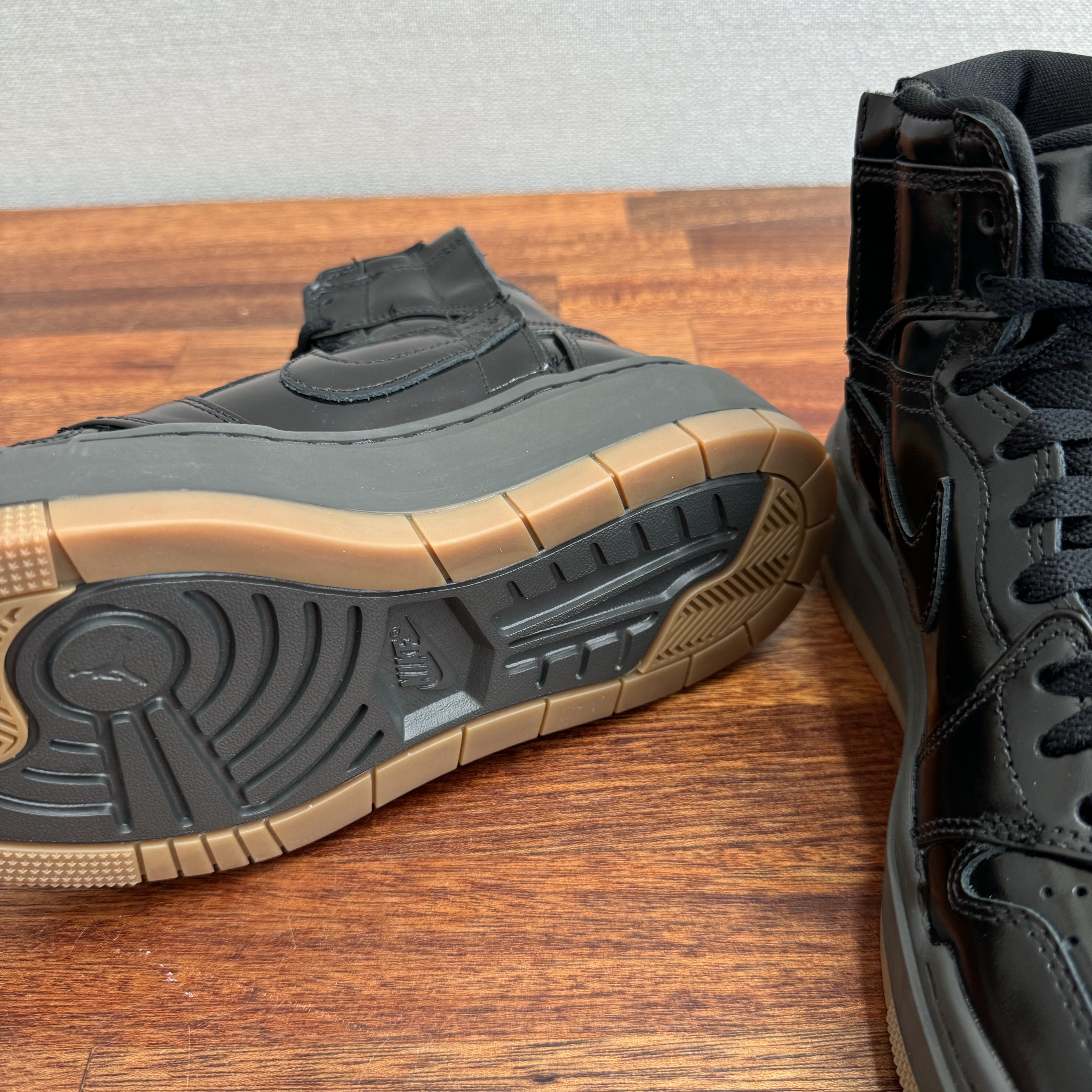 (W) Jordan 1 Elevate High SE Black Medium Ash 착용 스타일 - 4