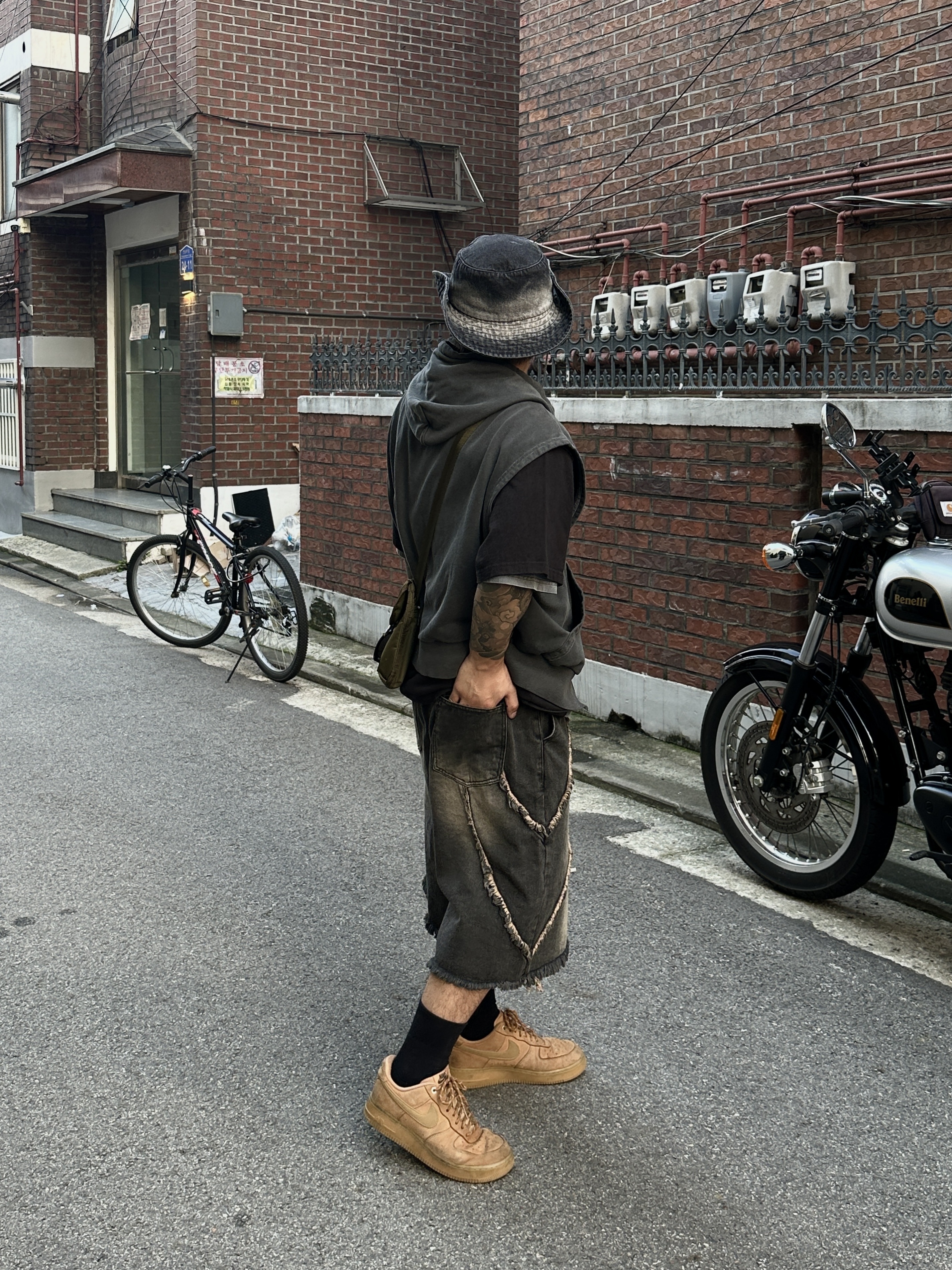 Nike Air Force 1 '07 WB Flax, Porter Frame Shoulder Bag Black 착용 스타일 - 3