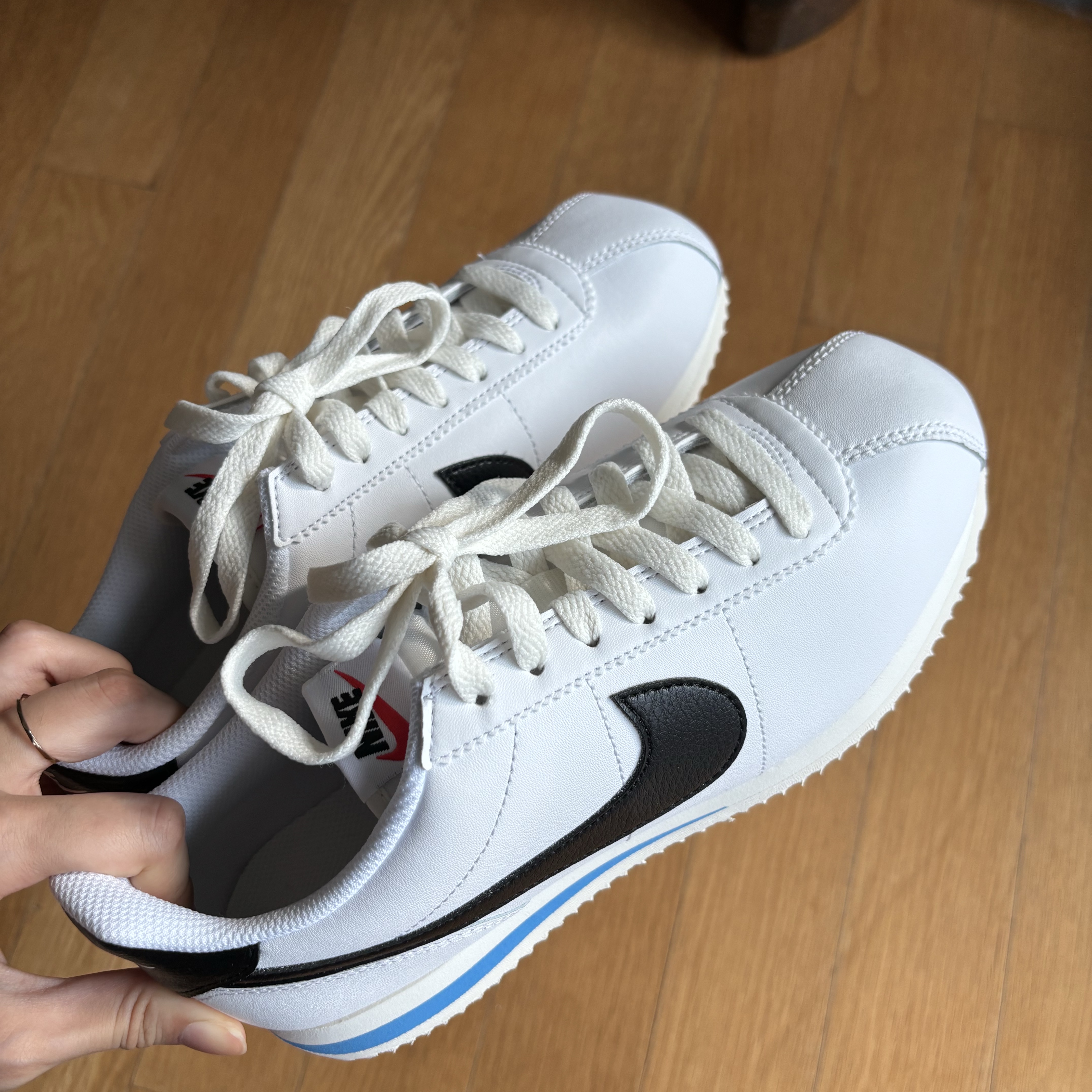 (W) Nike Cortez White and Black 착용 스타일 - 1