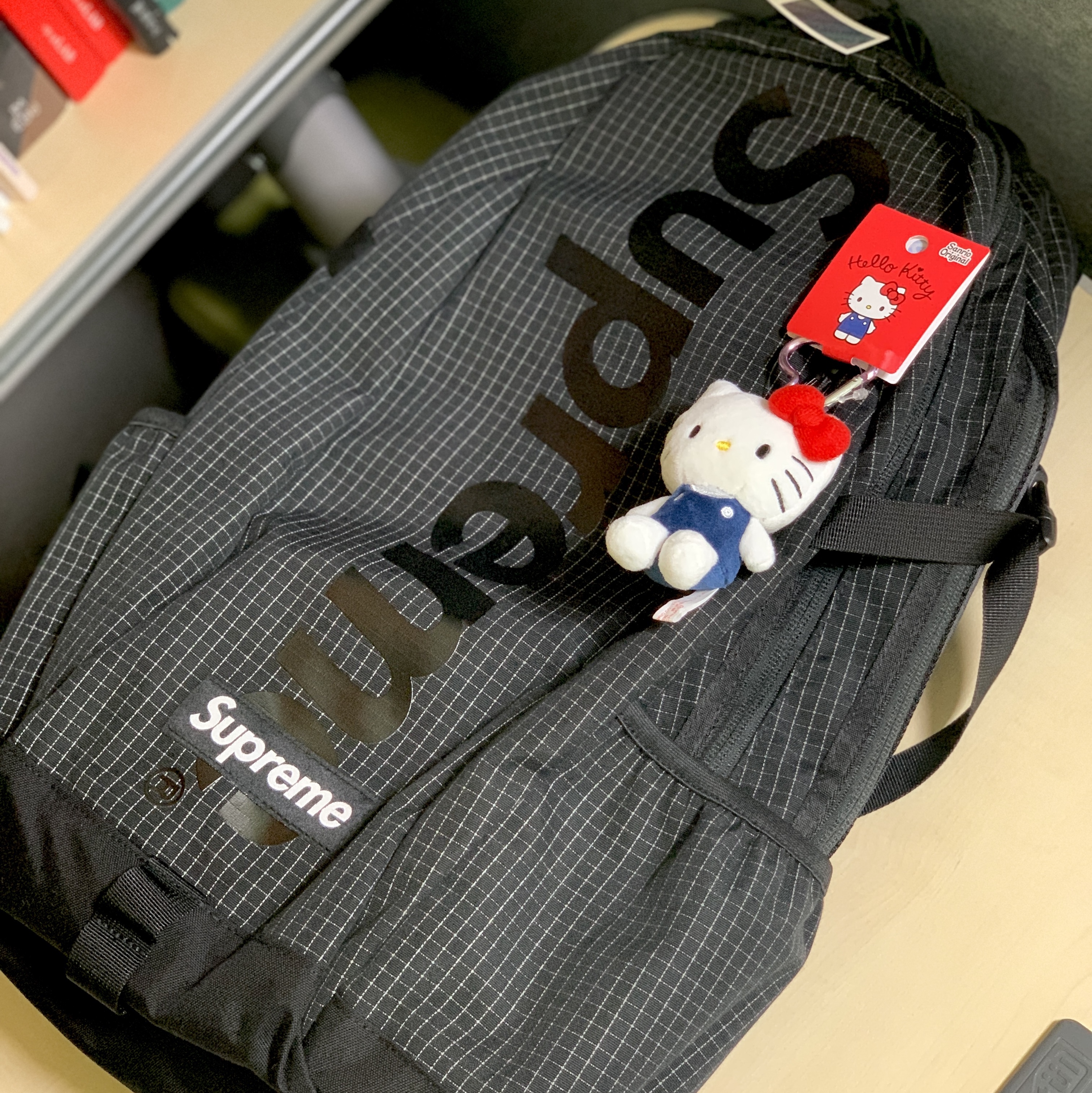 Supreme Backpack Black - 24SS, Sanrio Hello Kitty Mini Mascot Holder 착용 스타일
