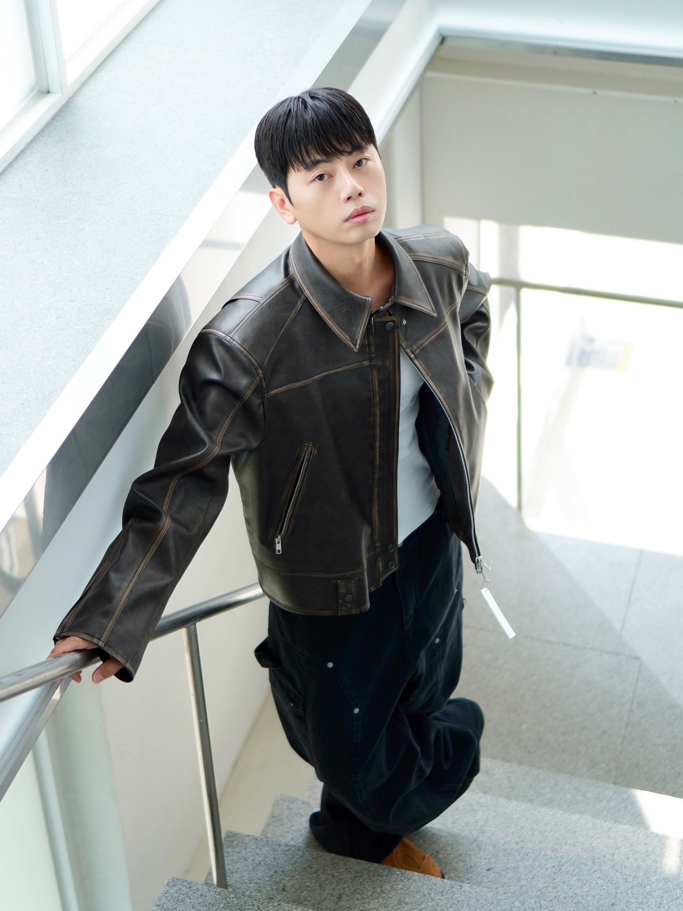 Haleine 3D Distressed Faux Leahter Jacket Black (VJ301), Haleine 3D Distressed Faux Leather Jacket Brown (VJ302) 착용 스타일