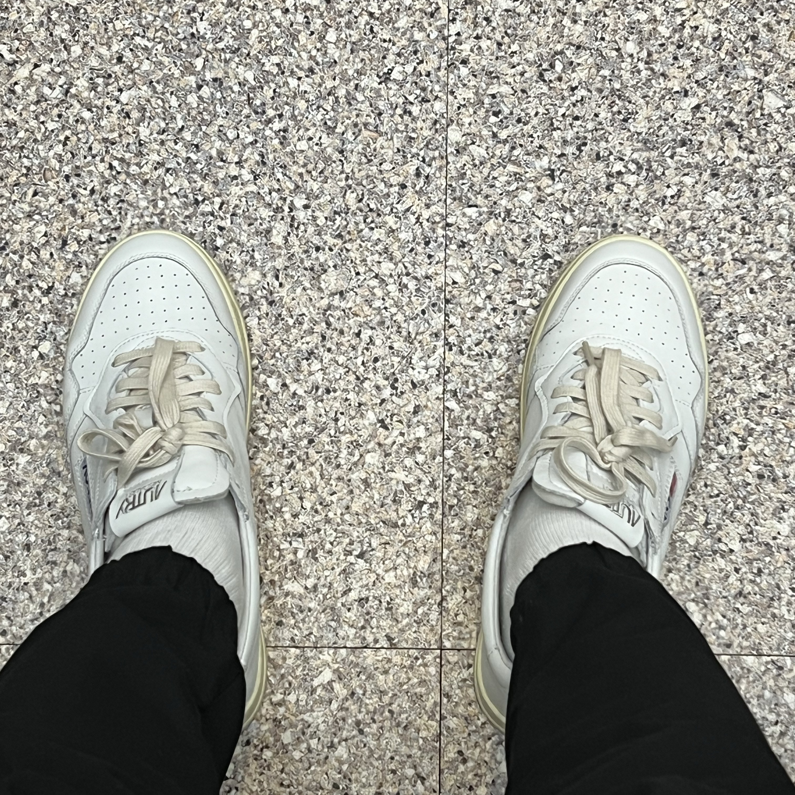 Autry Medalist Low Leather Sneakers White 착용 스타일