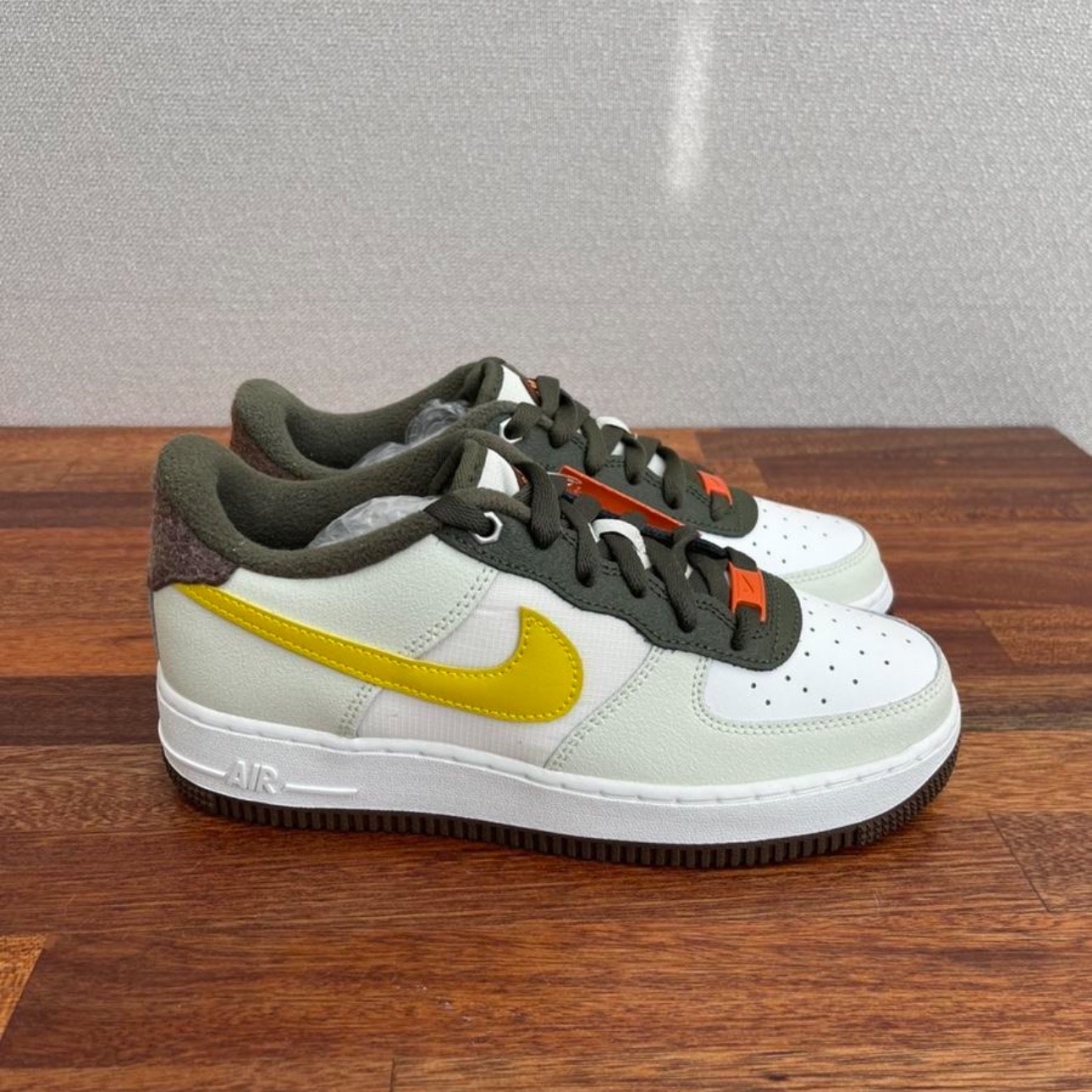 (GS) Nike Air Force 1 LV8 Summit White Vivid Sulfur 착용 스타일 - 2