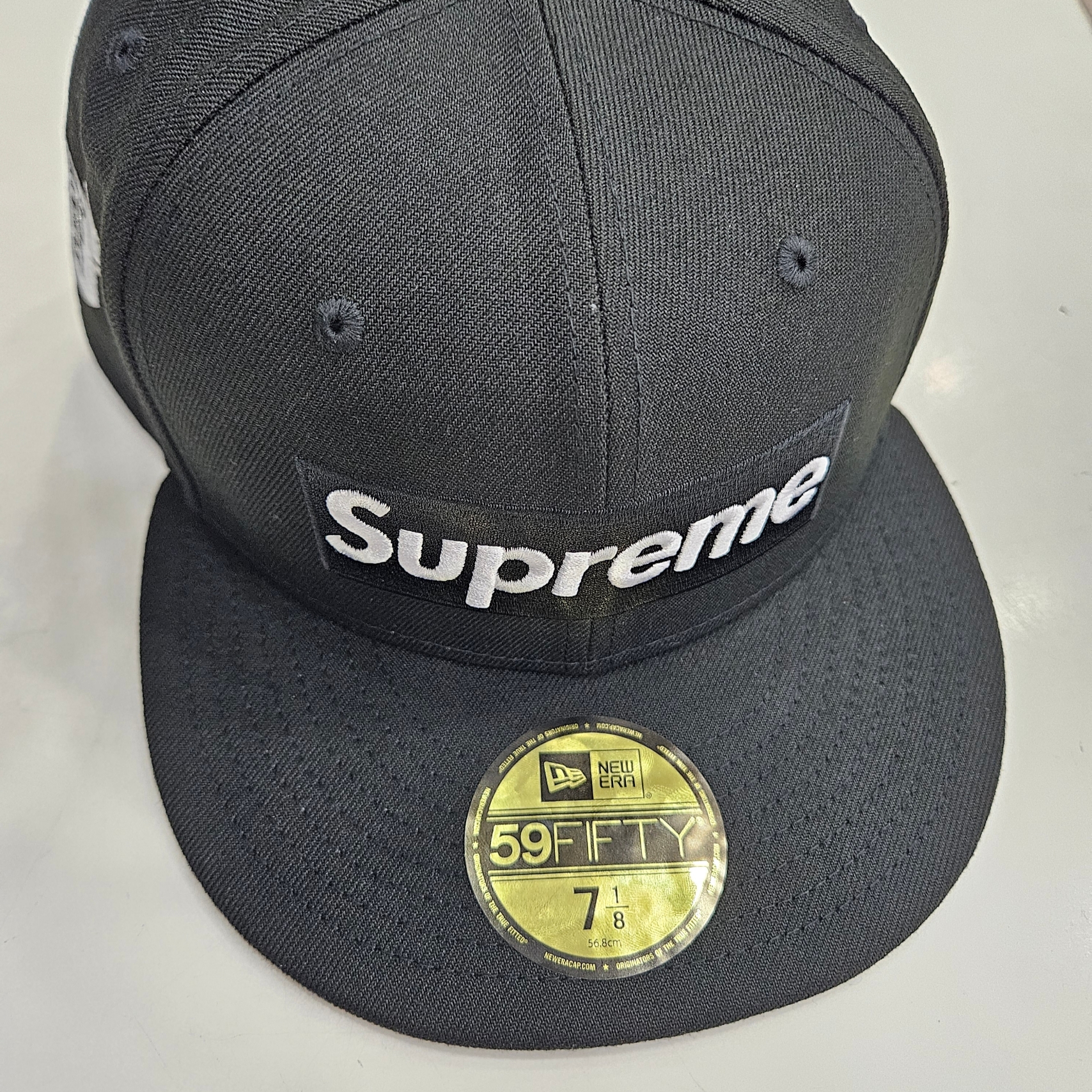 Supreme x New Era Jerseys Box Logo Black - 24FW, Supreme Hanes Tagless T-Shirt White (3 Pack) 착용 스타일 - 1