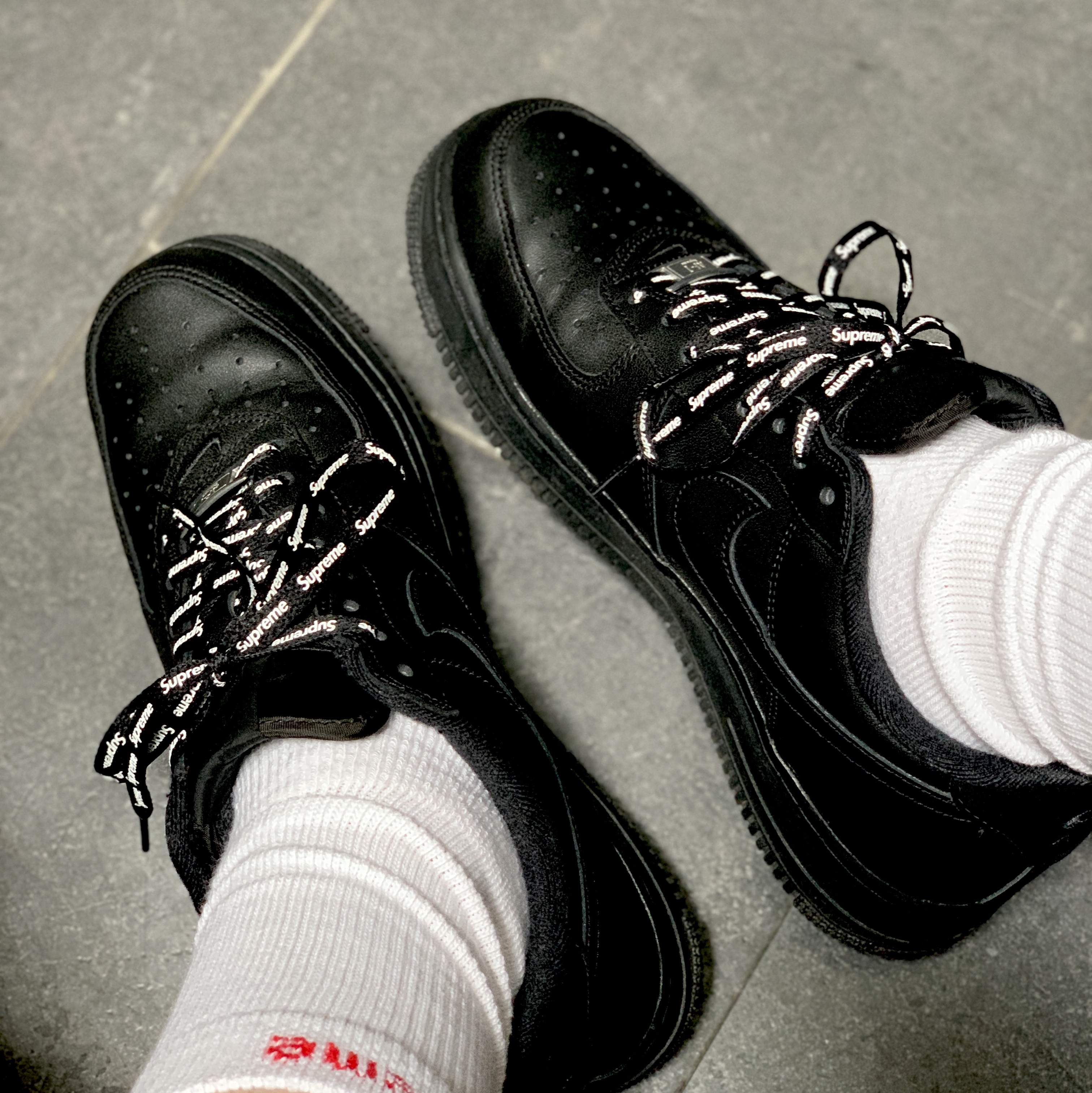 Nike x Supreme Air Force 1 Low Black 착용 스타일