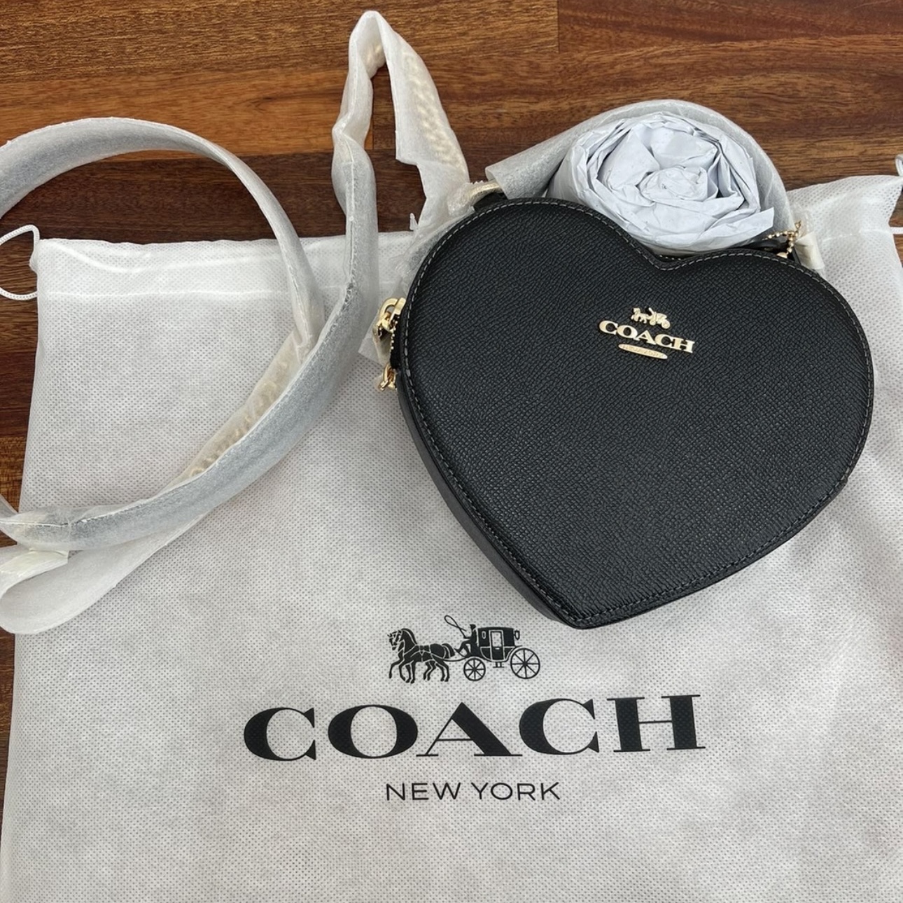 Coach Crossgrain Leather Heart Crossbody Bag Gold Black 착용 스타일 - 1