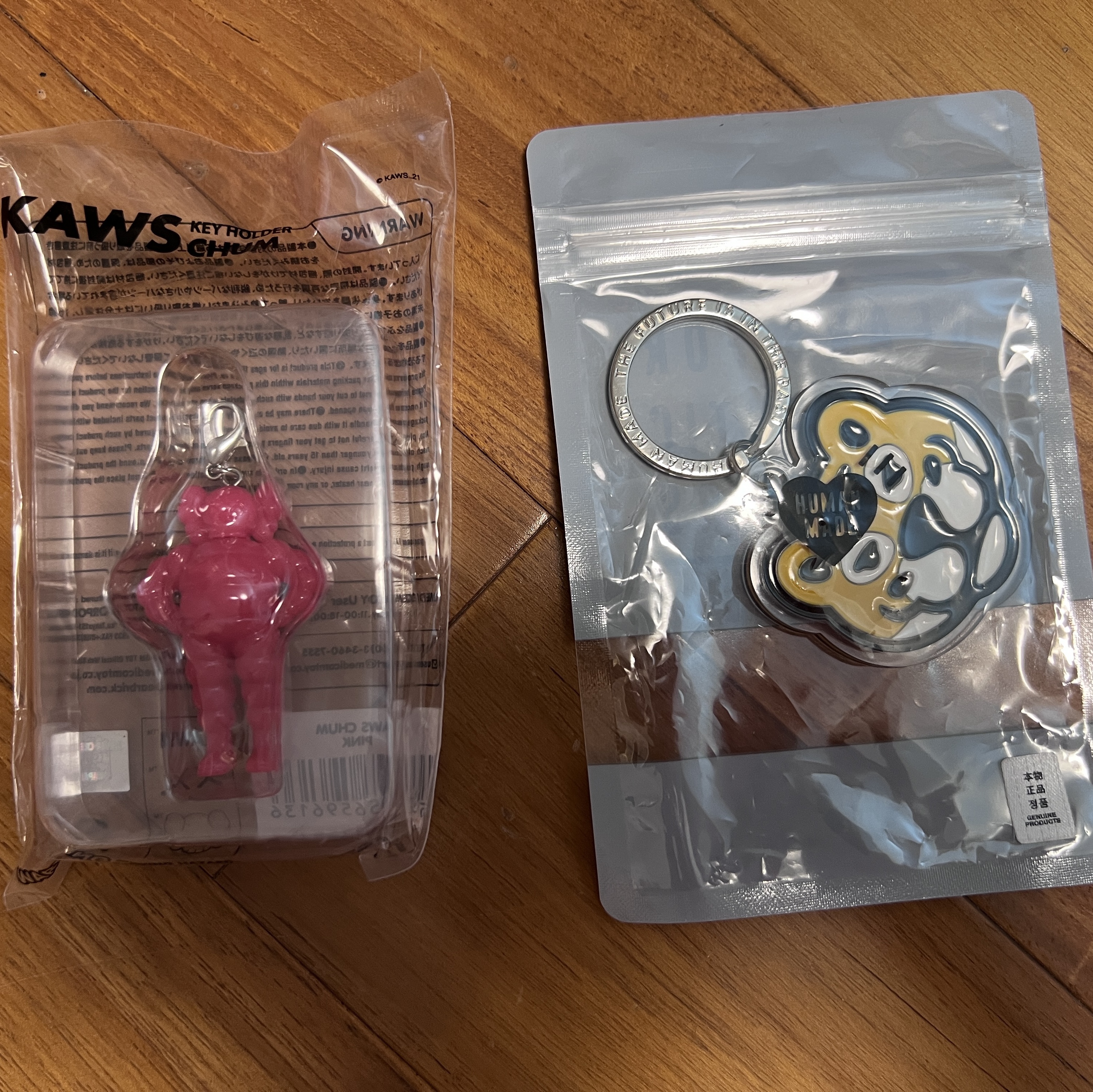 Kaws Tokyo First Chum Keychain Pink, Human Made Acrylic Animal Keyring Yellow 착용 스타일