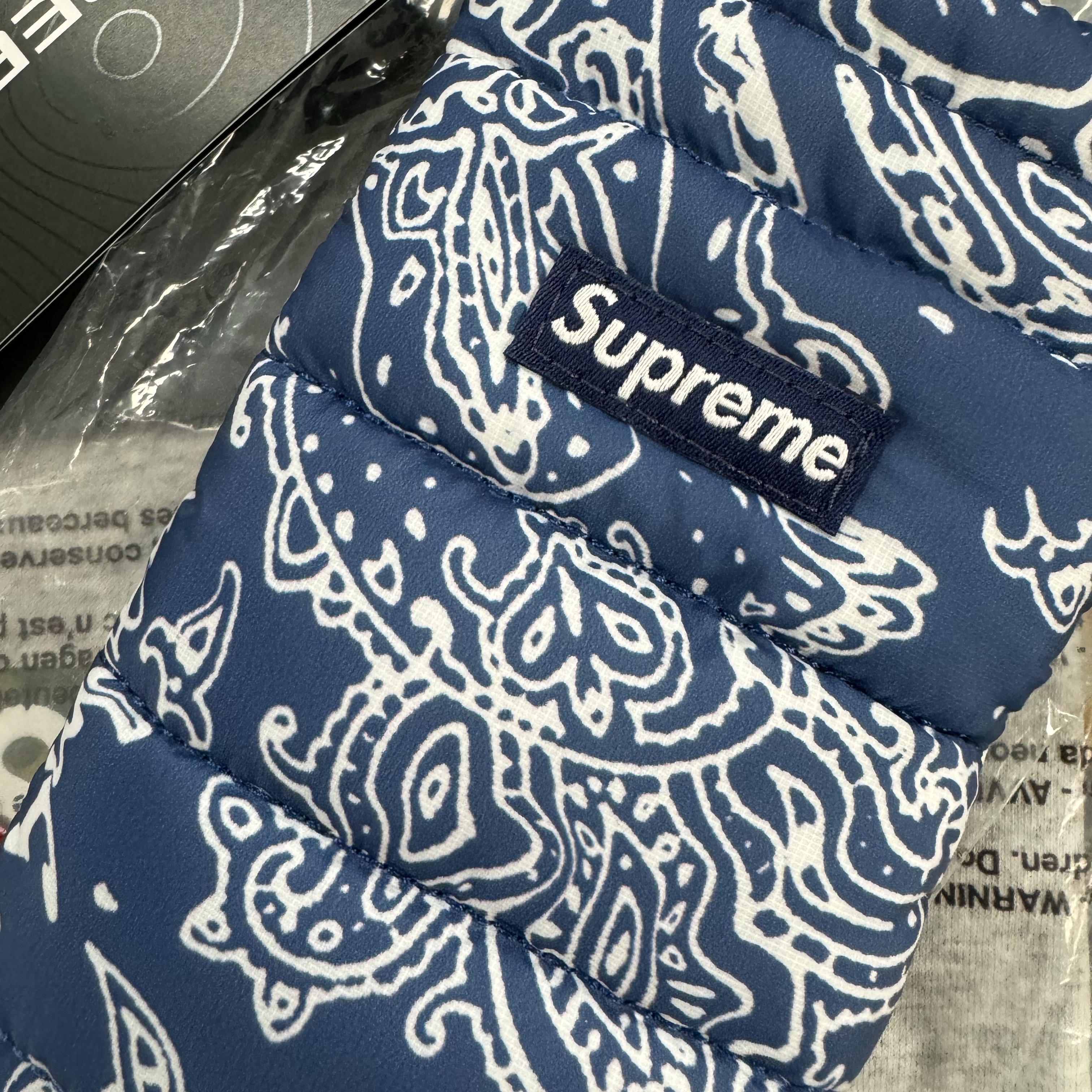 Supreme Puffer Neck Pouch Blue Paisley - 22FW 착용 스타일