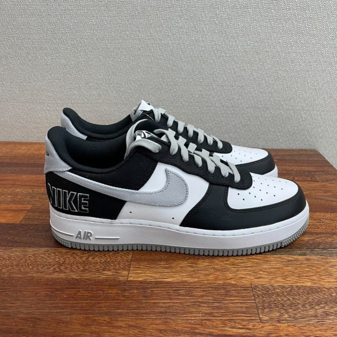 Nike Air Force 1 '07 LV8 EMB Black Silver 착용 스타일 - 2