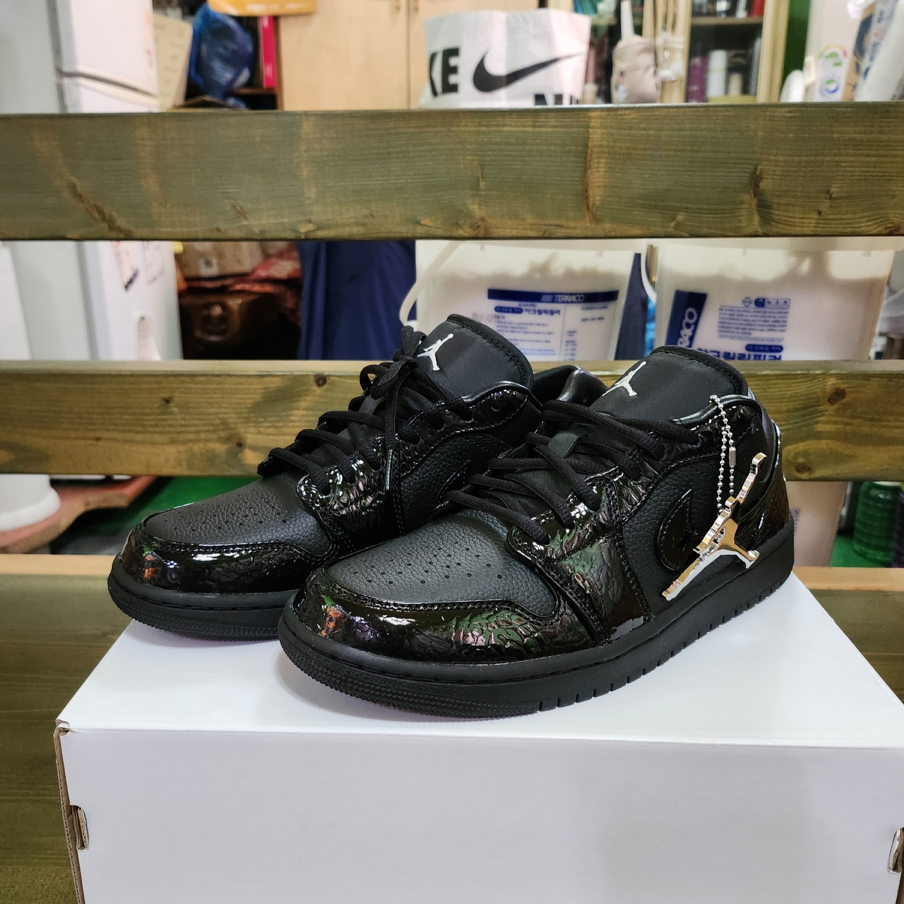 (W) Jordan 1 Low SE Black Metallic Silver 착용 스타일