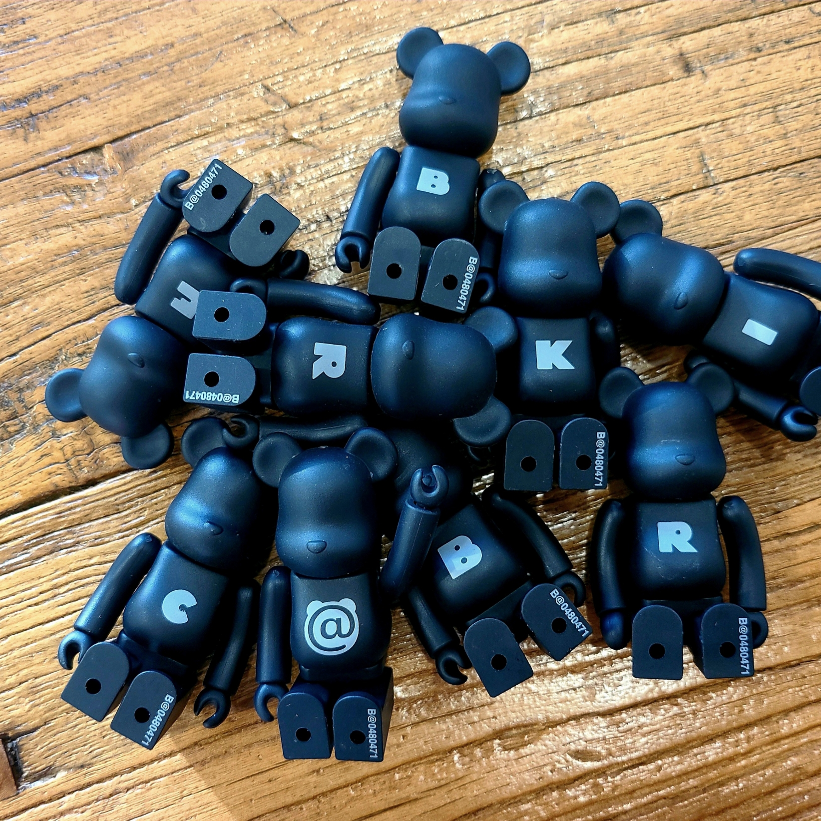 Bearbrick Series 48 Sealed Case 100% (24 Blind Boxes), COS Quilted Crossbody Messenger Bag Black 착용 스타일 - 1