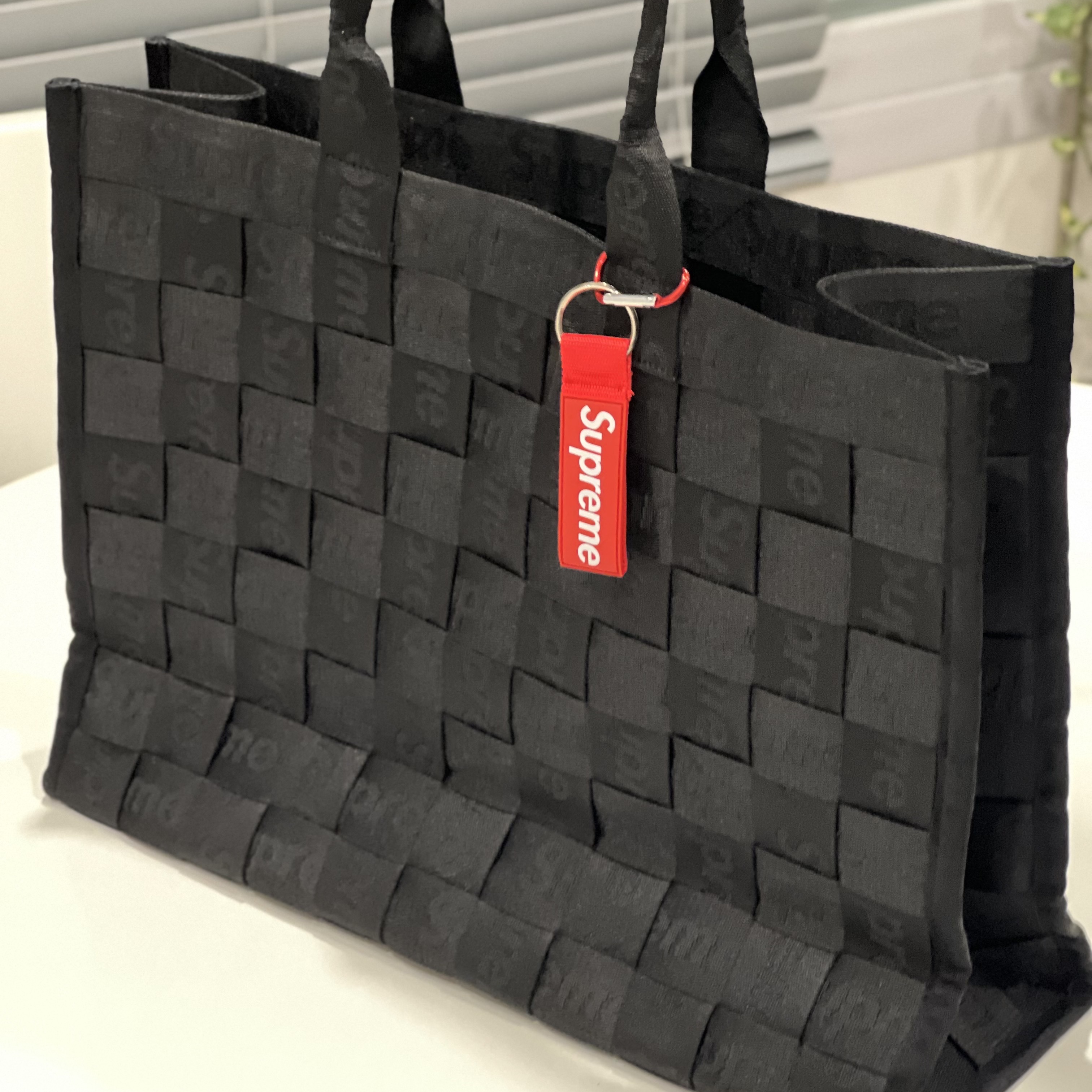Supreme Woven Tote Black - 24SS, Supreme Webbing Keychain Red - 23SS 착용 스타일