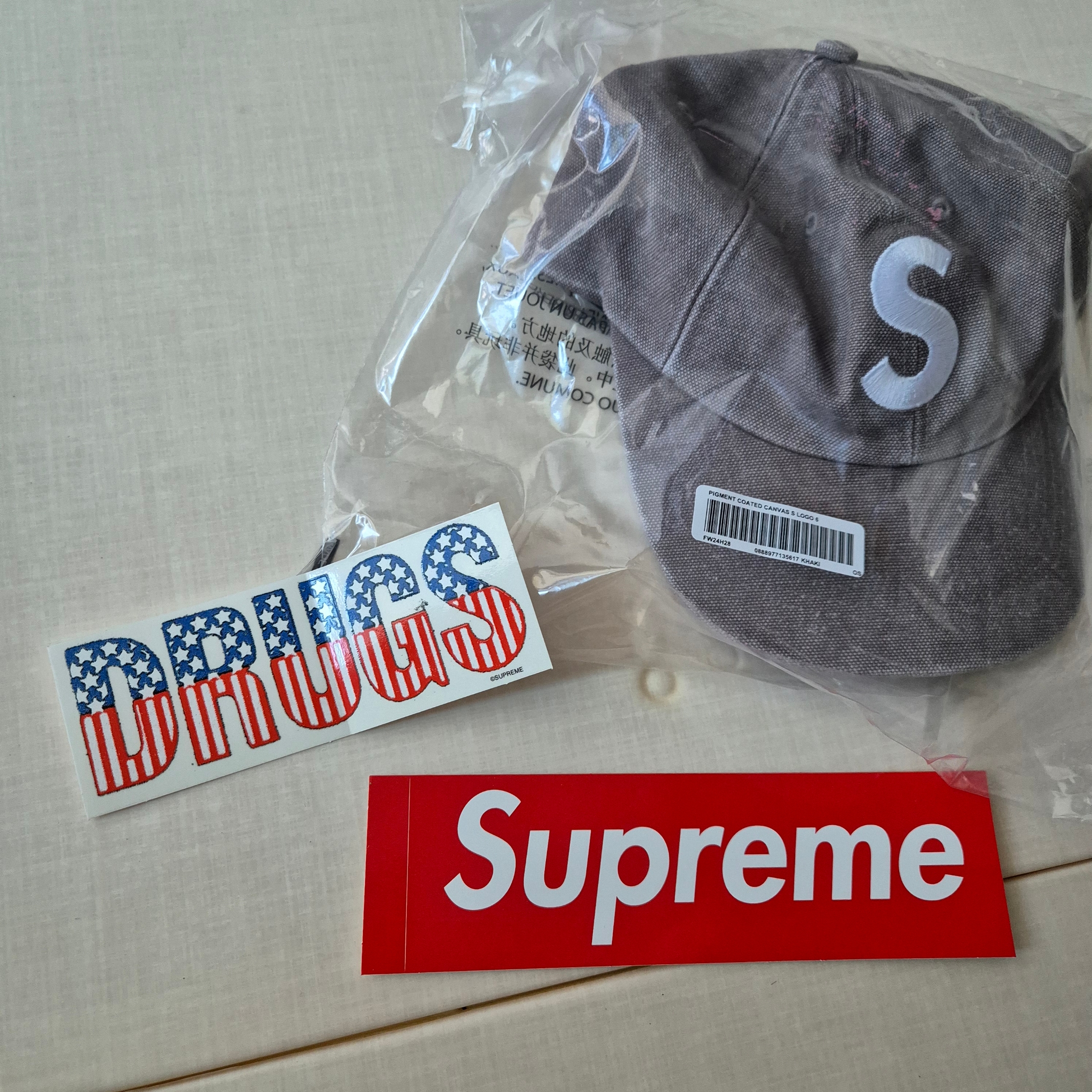 Supreme Pigment S Logo 6-Panel Khaki - 24FW 착용 스타일