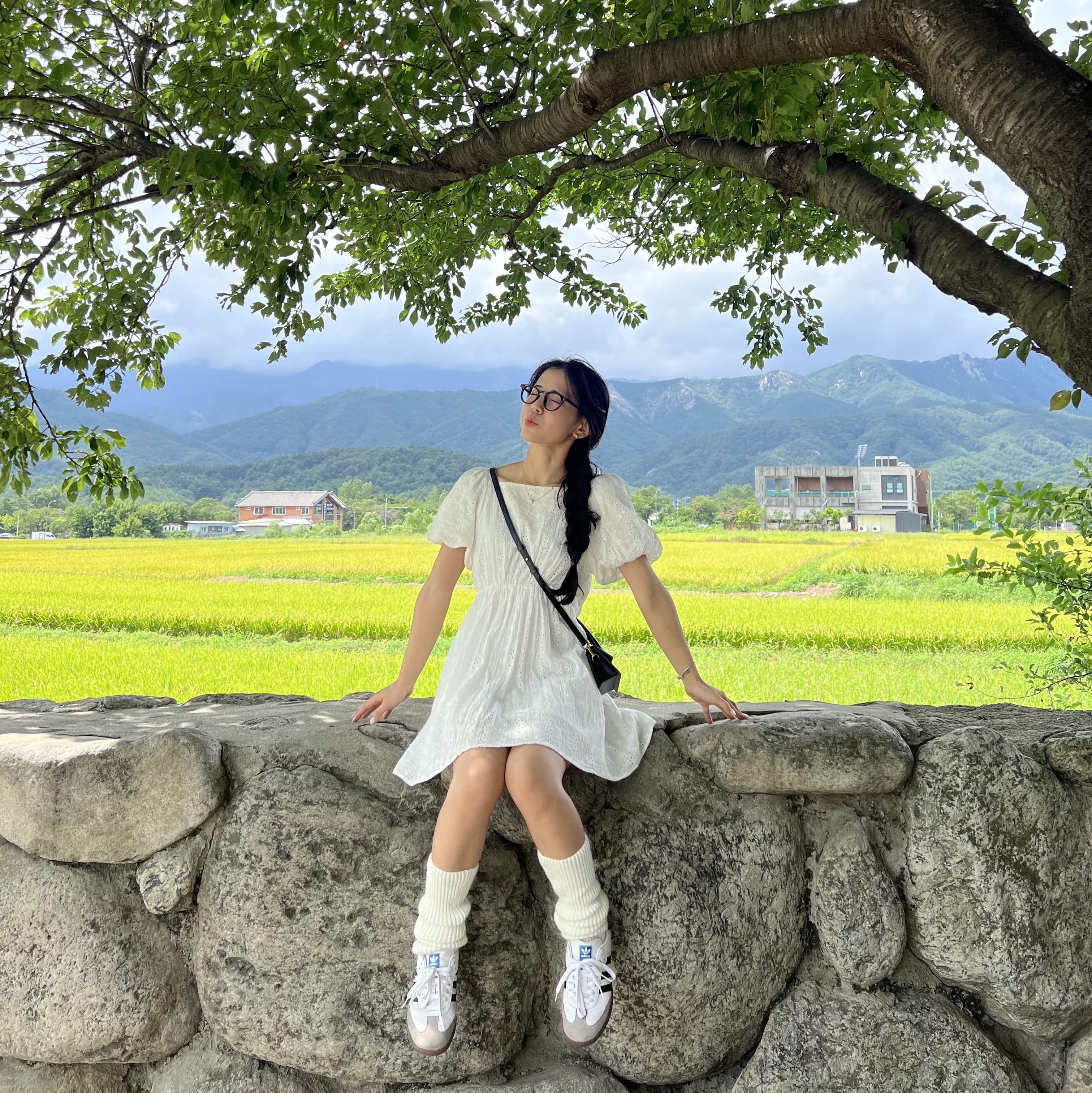 Jacquemus Le Chiquito Signature Leather Mini Handbag Black, Adidas Samba Vegan White Black 착용 스타일 - 4