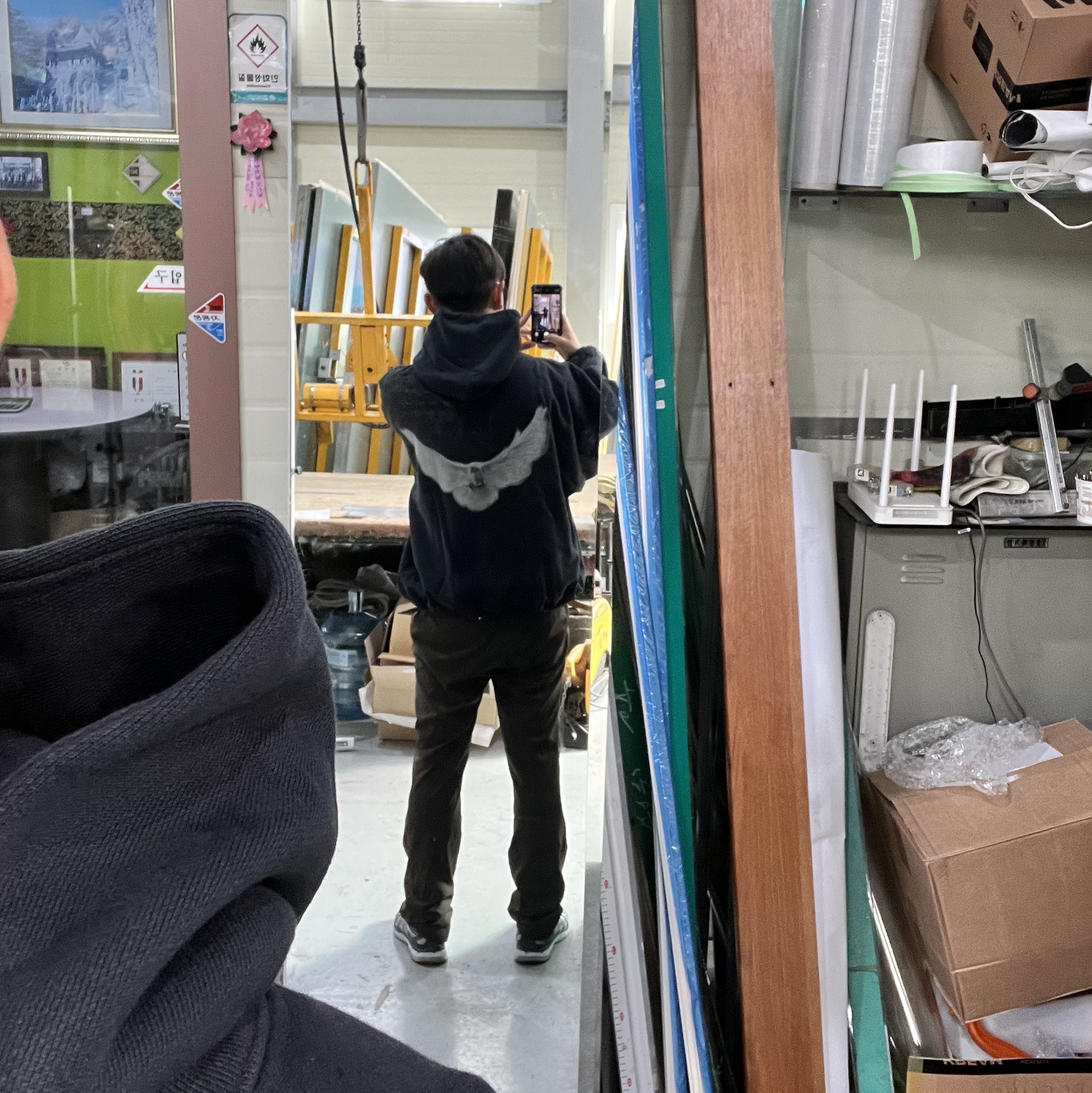 Yeezy Gap Engineered By Balenciaga Dove Hoodie Washed Black 착용 스타일 - 2