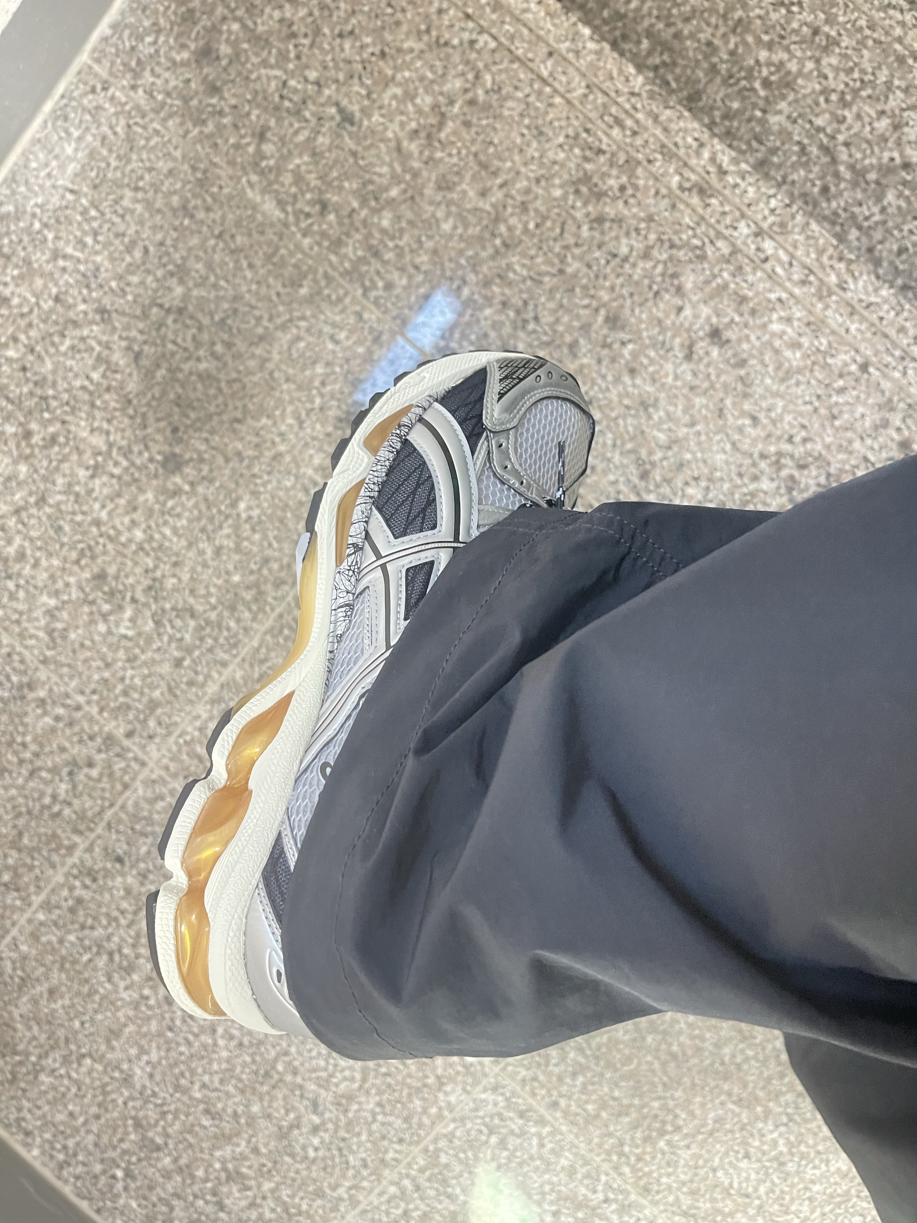 Asics Gel-Nimbus 10.1 Piedmont Grey Pure Silver 착용 스타일 - 2