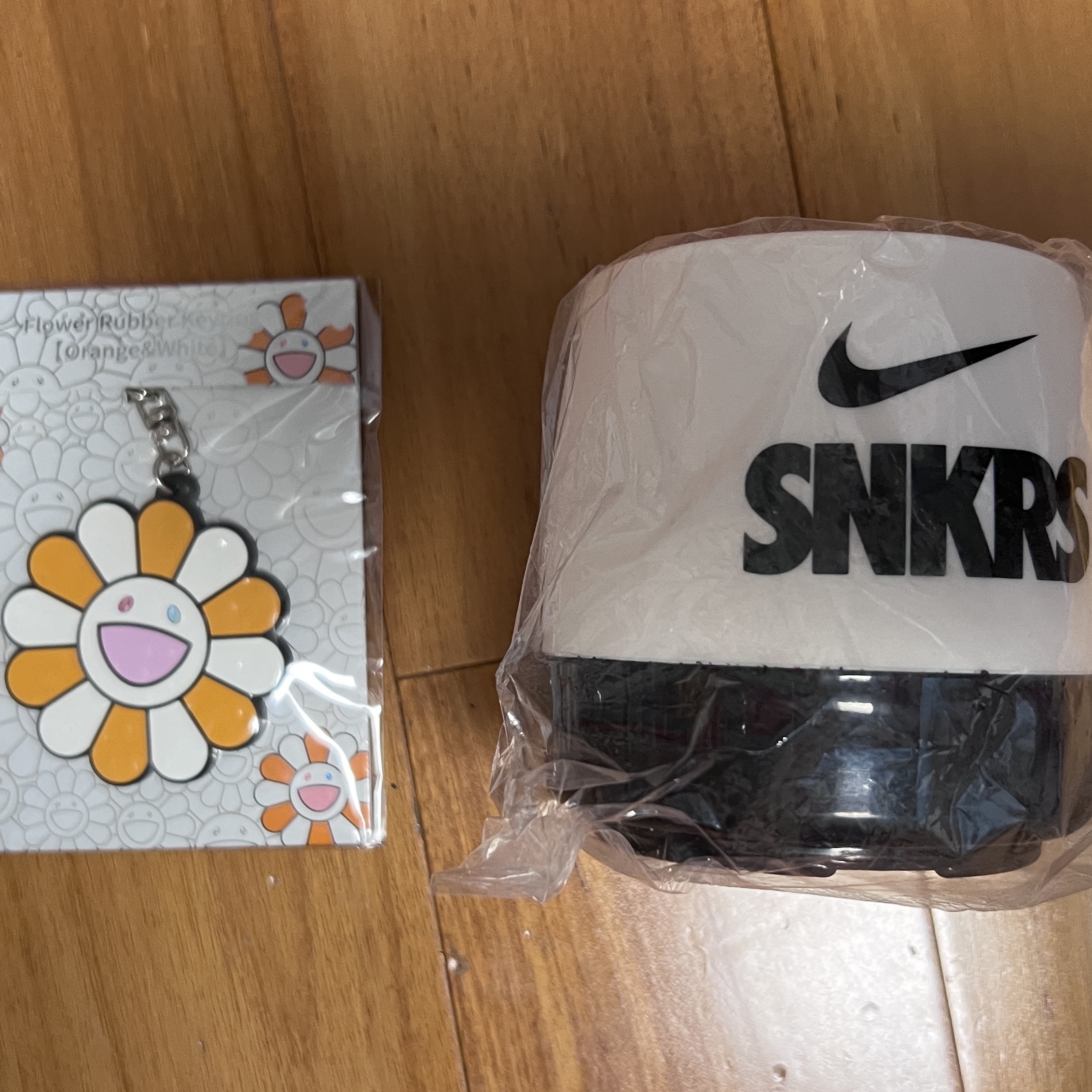 Helinox x Nike SNKRS Lounge Souvenir Dinex Mug Black White, Kaikai Kiki Flower Rubber Keyring Orange White 착용 스타일