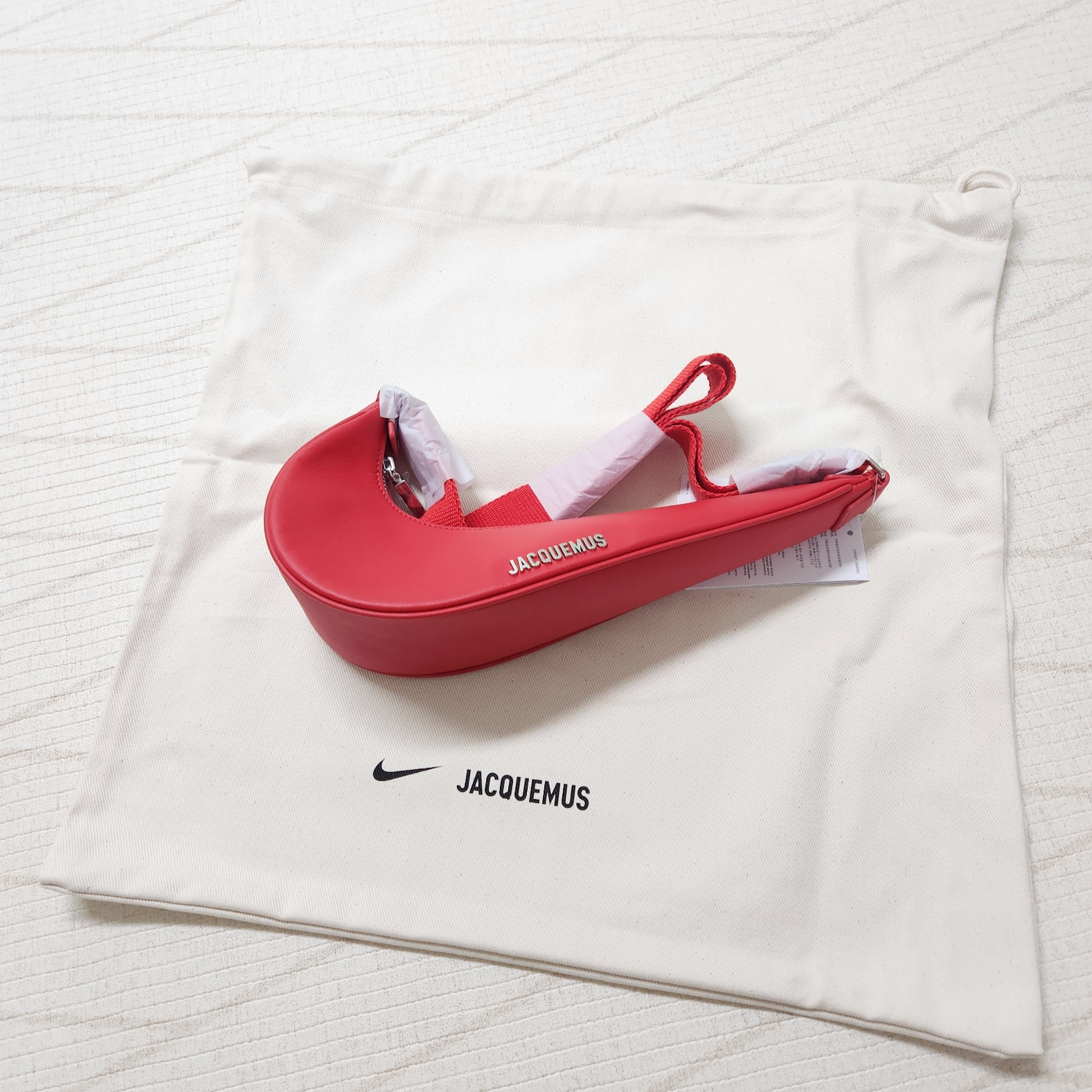 Jacquemus x Nike Le sac Small Swoosh Bag Dark Red 착용 스타일 - 1