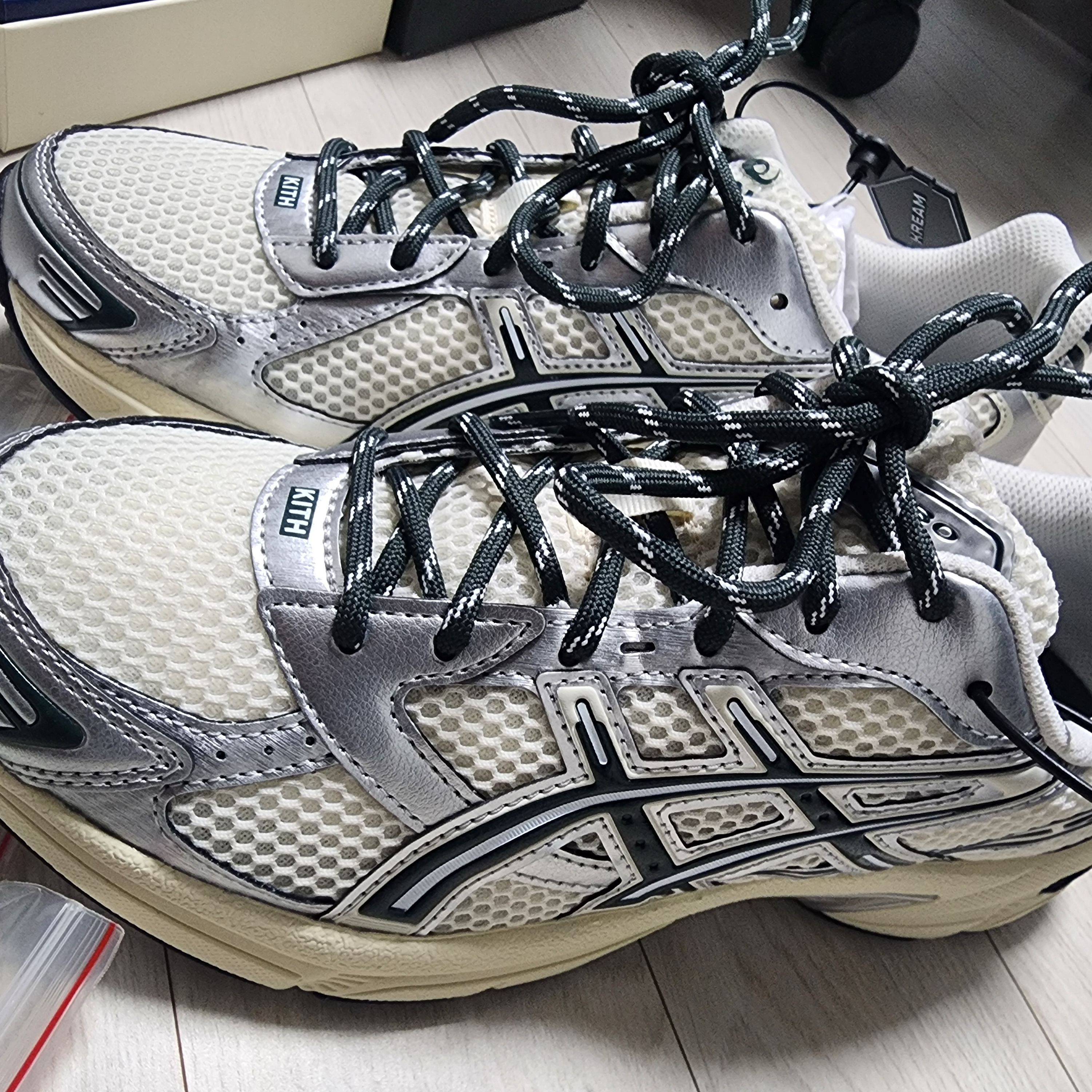 Asics x Kith Gel-1130 Cream Scarab 착용 스타일