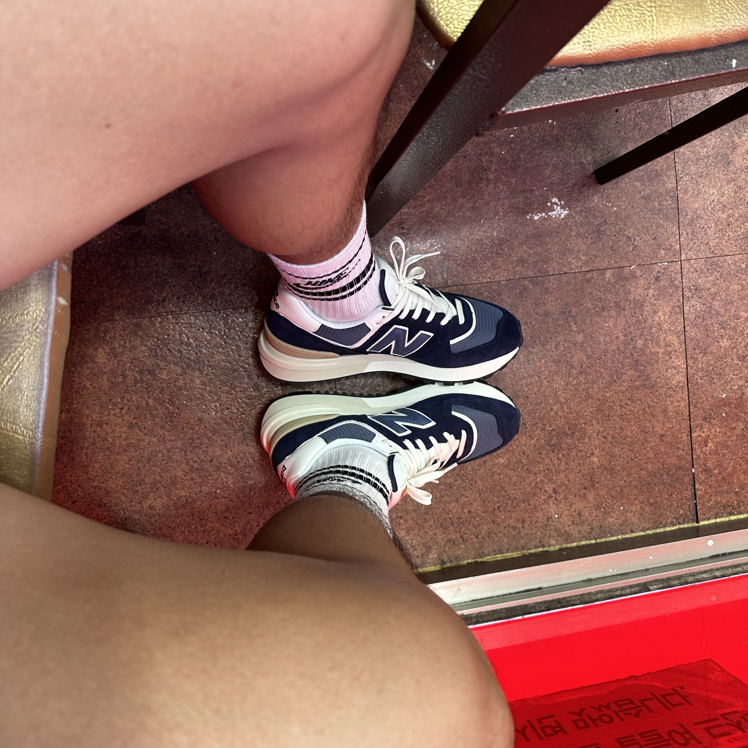 New Balance 574 Legacy Navy 착용 스타일 - 2