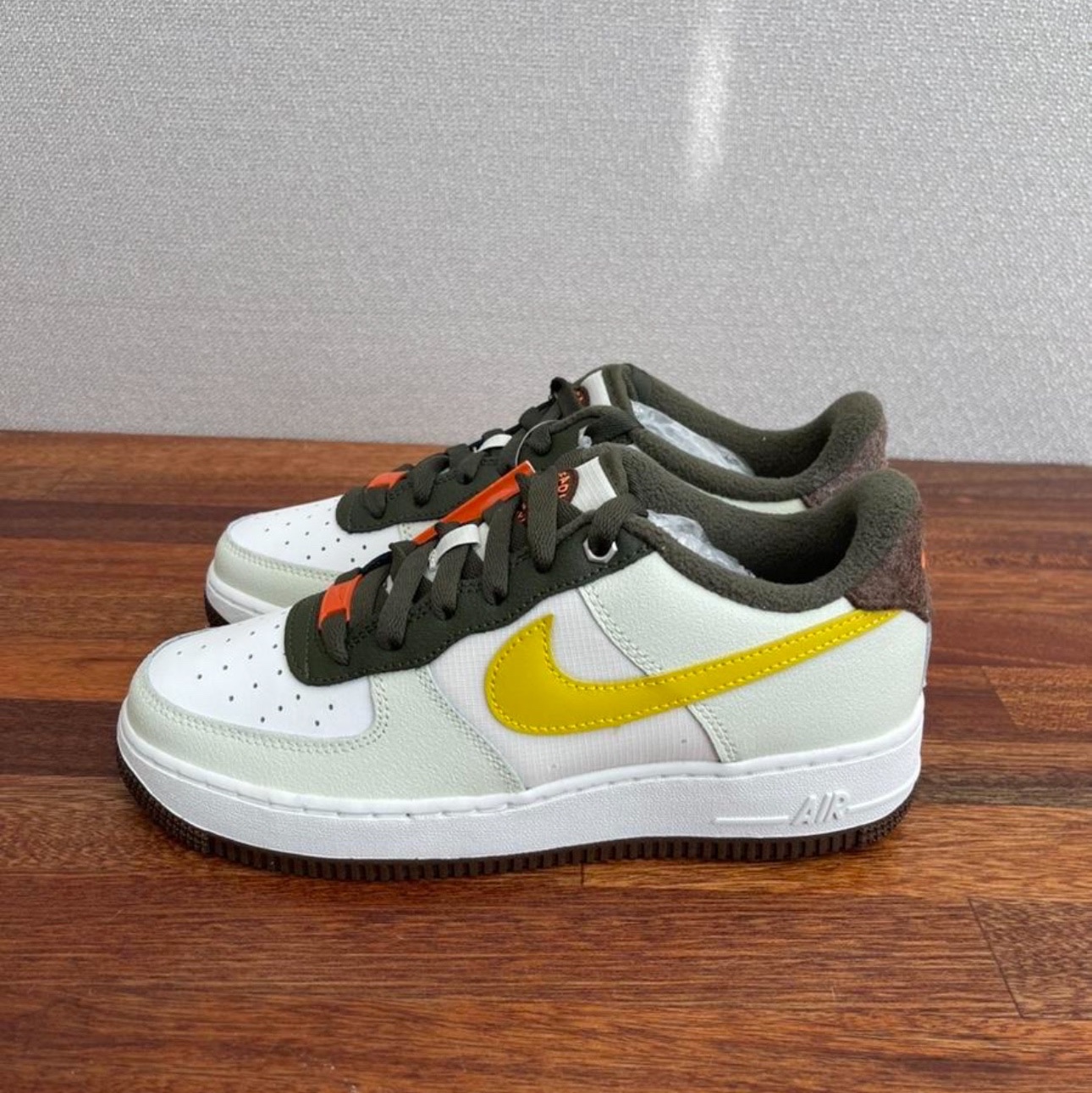 (GS) Nike Air Force 1 LV8 Summit White Vivid Sulfur 착용 스타일 - 1