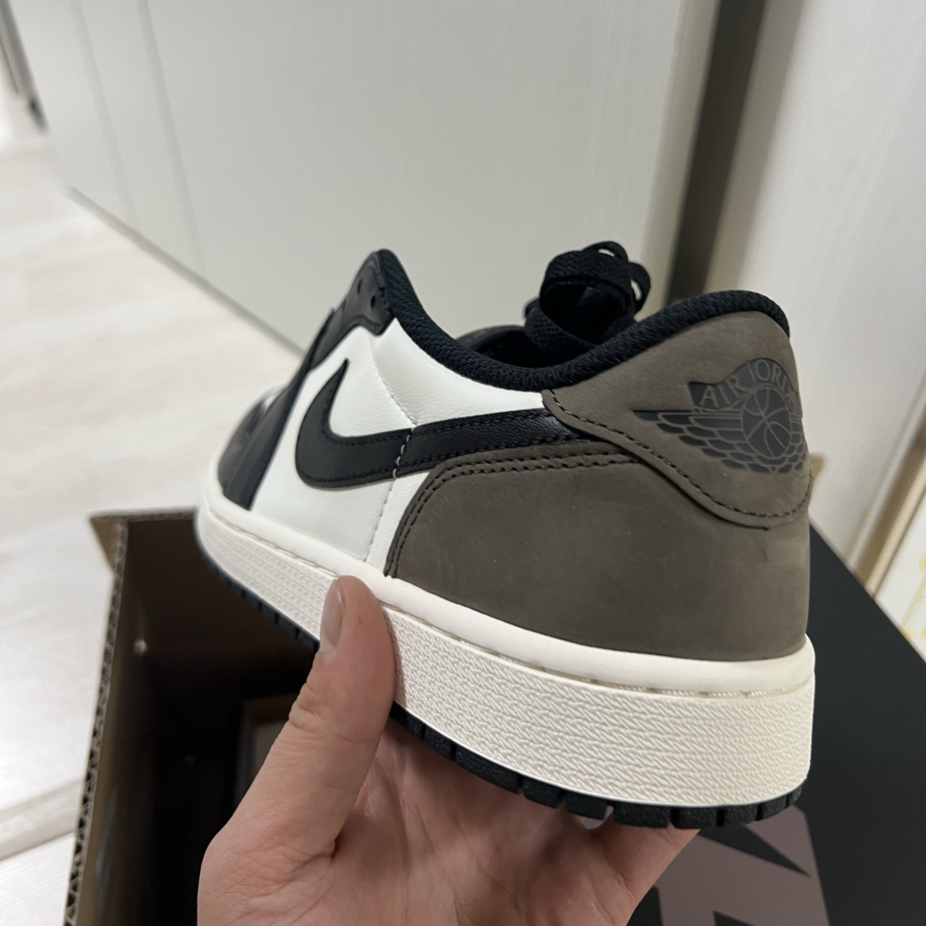 Jordan 1 Retro Low OG Mocha 착용 스타일 - 2