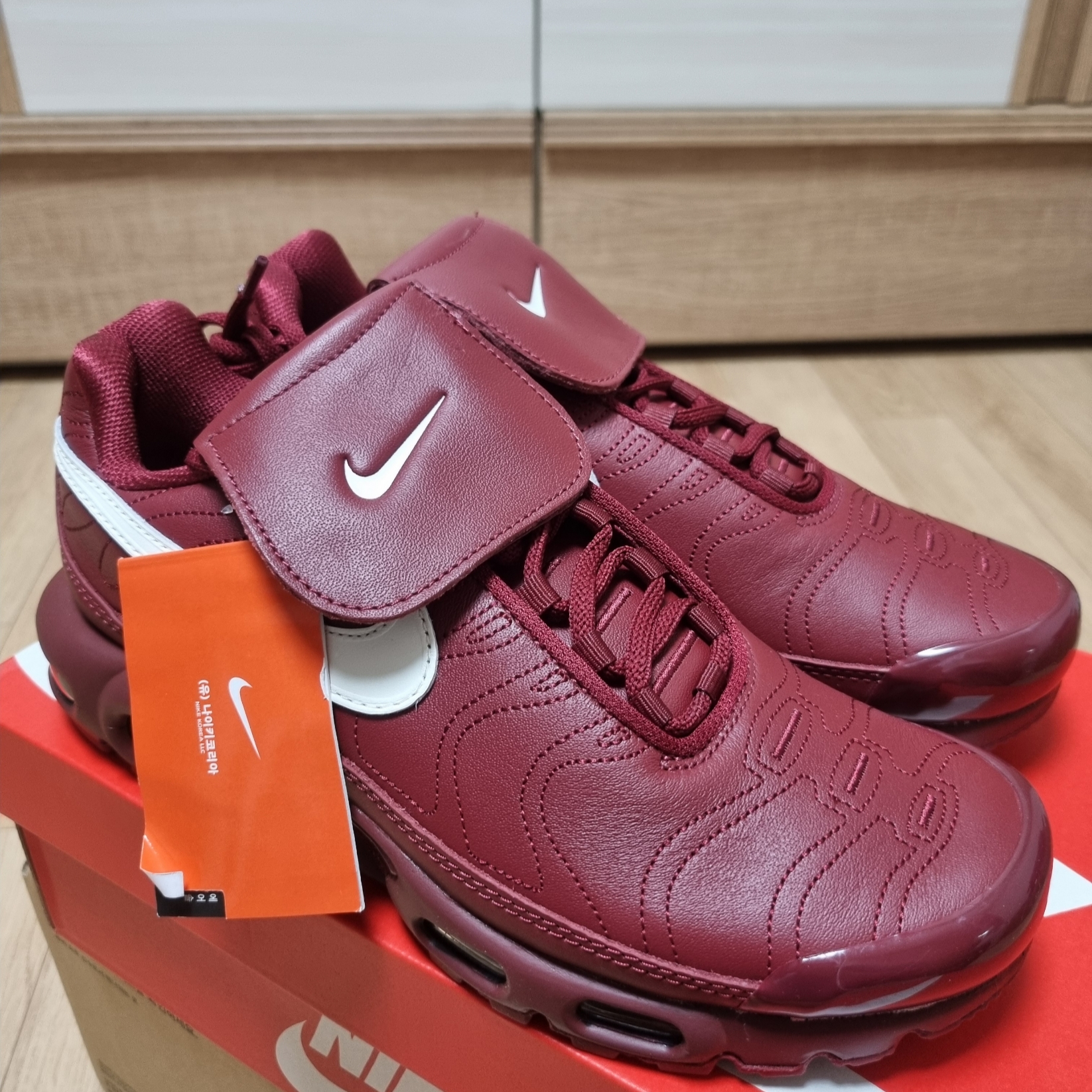 Nike Air Max Plus TNPO Team Red and Sail 착용 스타일 - 1