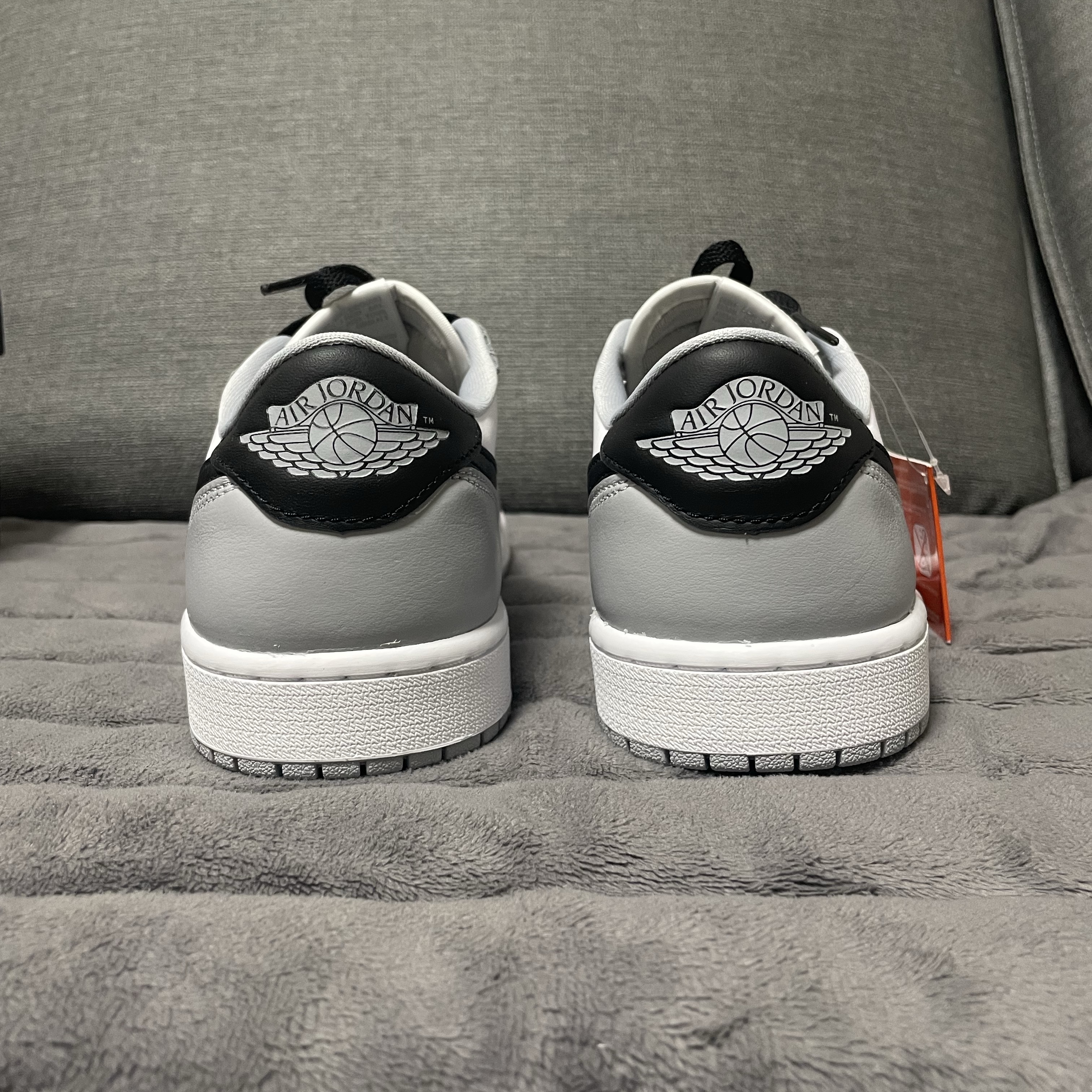 Jordan 1 Retro Low OG Wolf Grey and White 착용 스타일 - 5