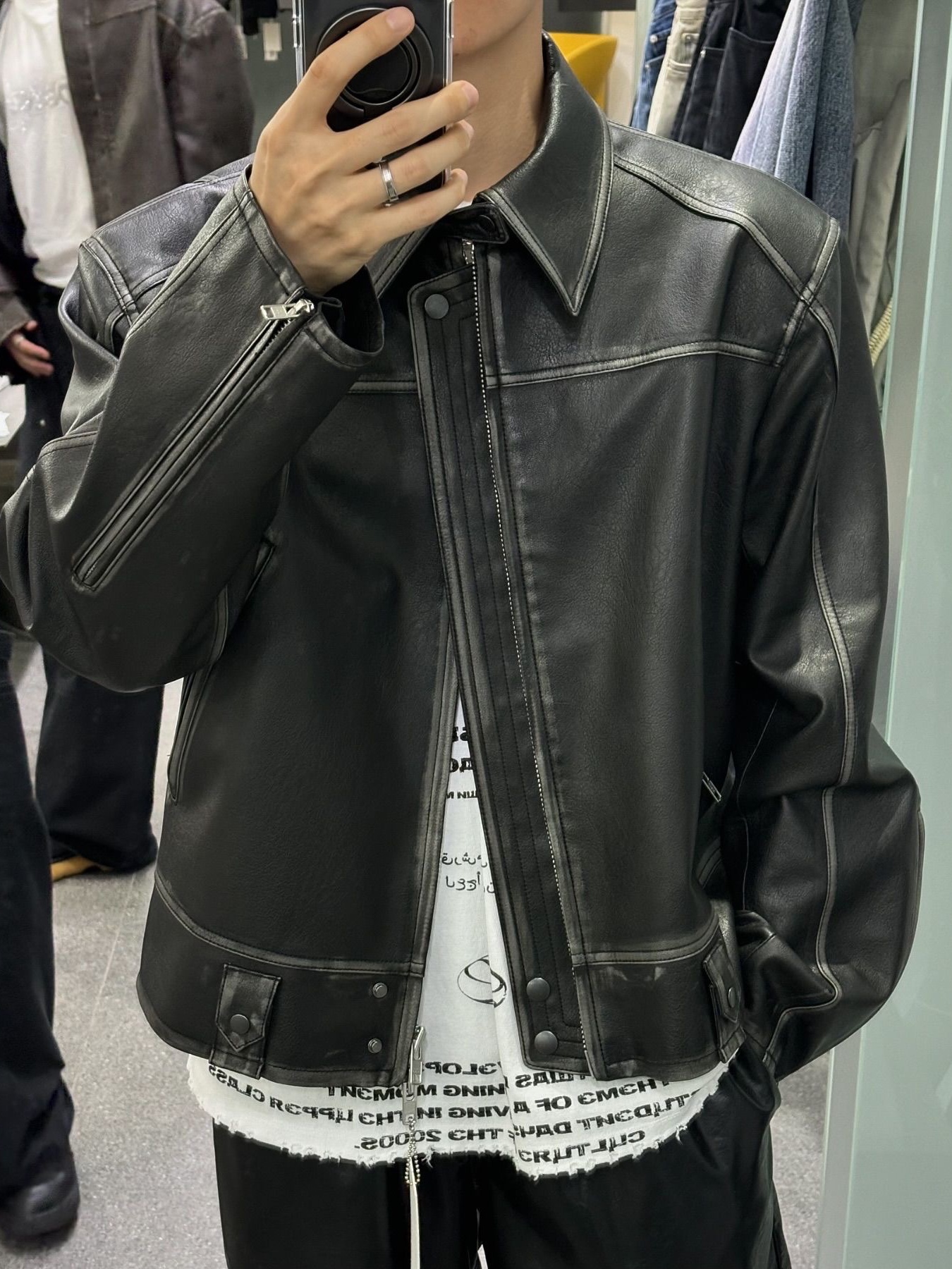 Haleine 3D Distressed Faux Leahter Jacket Black (VJ301), Haleine 3D Distressed Faux Leather Jacket Brown (VJ302) 착용 스타일