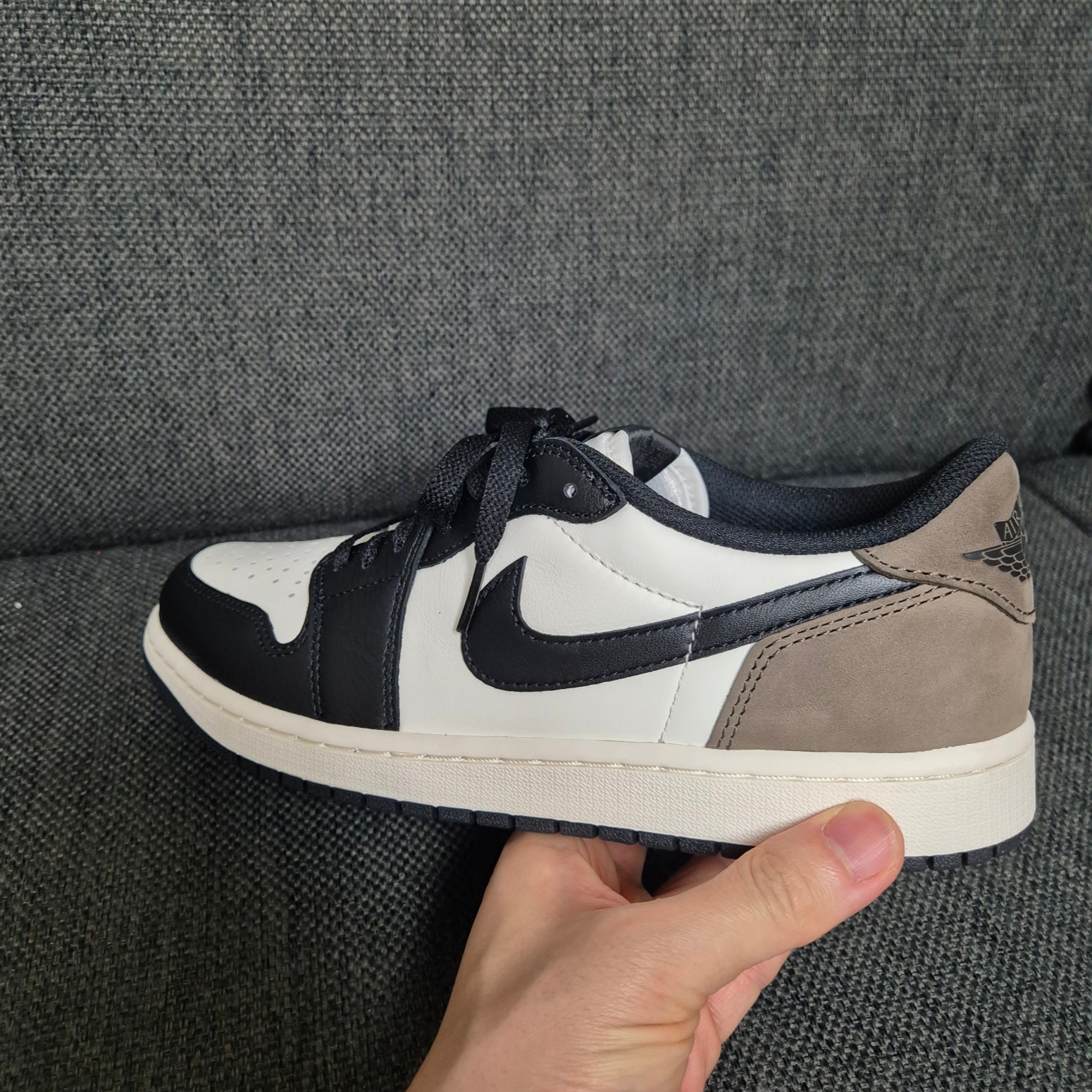 Jordan 1 Retro Low OG Mocha 착용 스타일 - 4