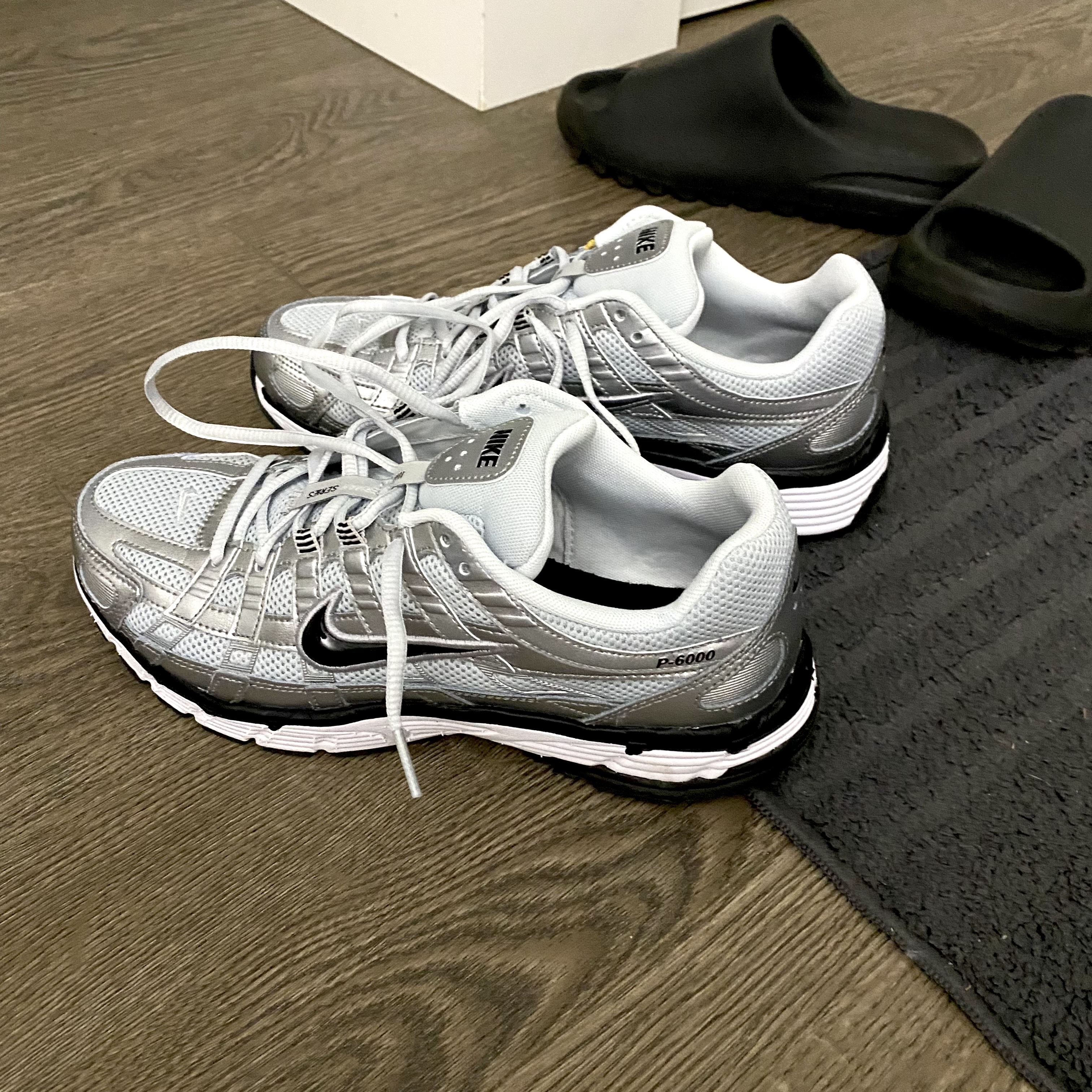 (W) Nike P-6000 White Metallic Silver, Adidas Yeezy Slide Onyx 착용 스타일