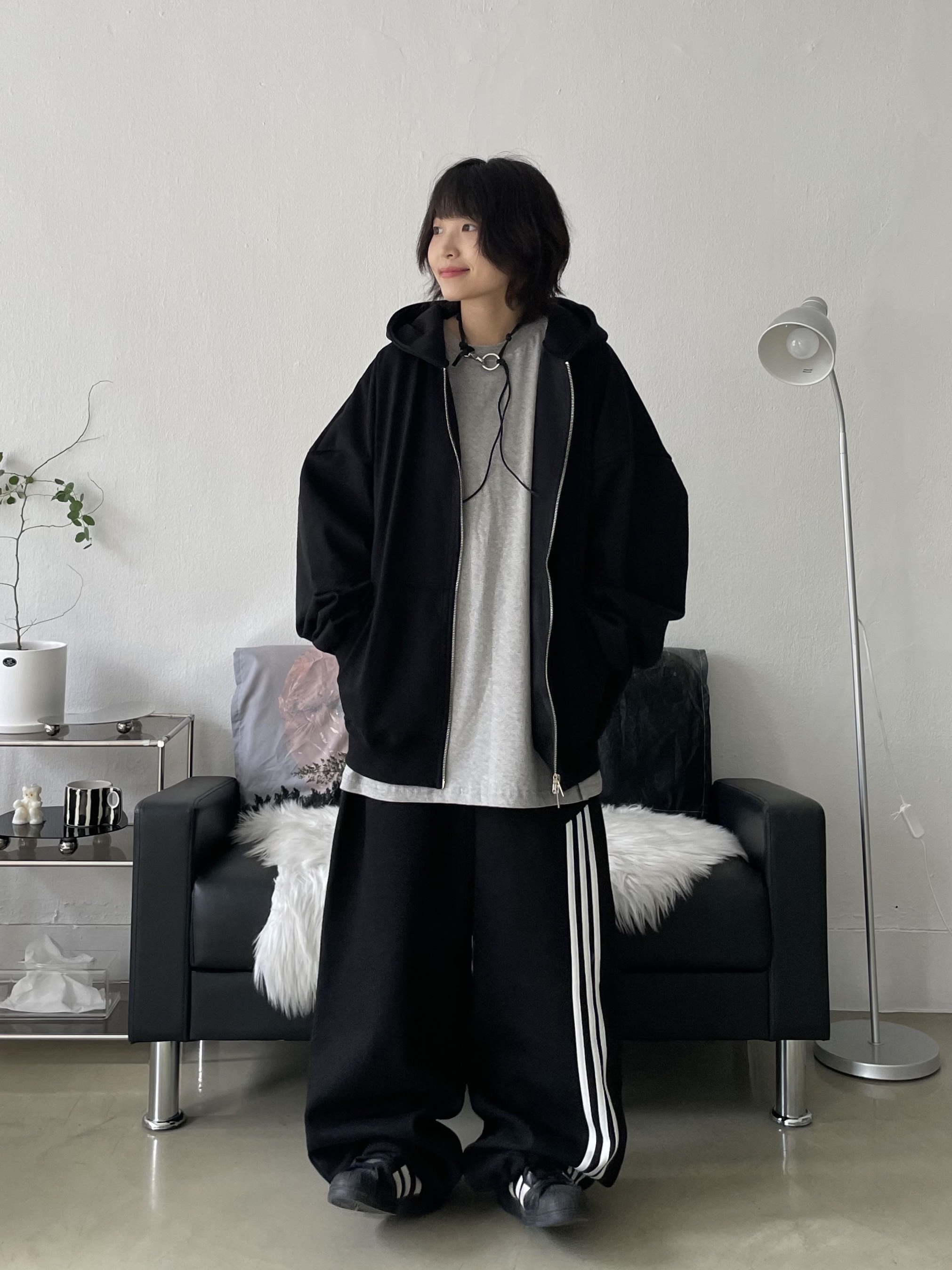 Adidas Superstar Core Black White, Our Legacy Ladon Leather Keychain Black 착용 스타일 - 2