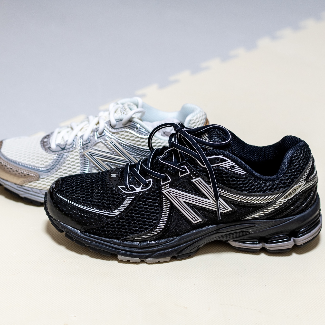 New Balance 860v2 Black Grey 착용 스타일