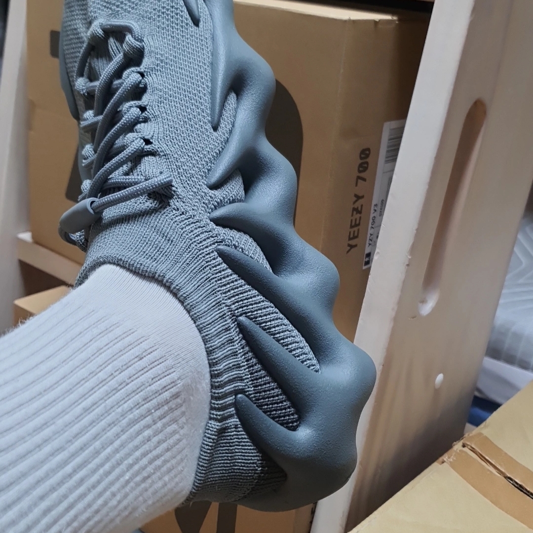 Adidas Yeezy 450 Stone Marine 착용 스타일
