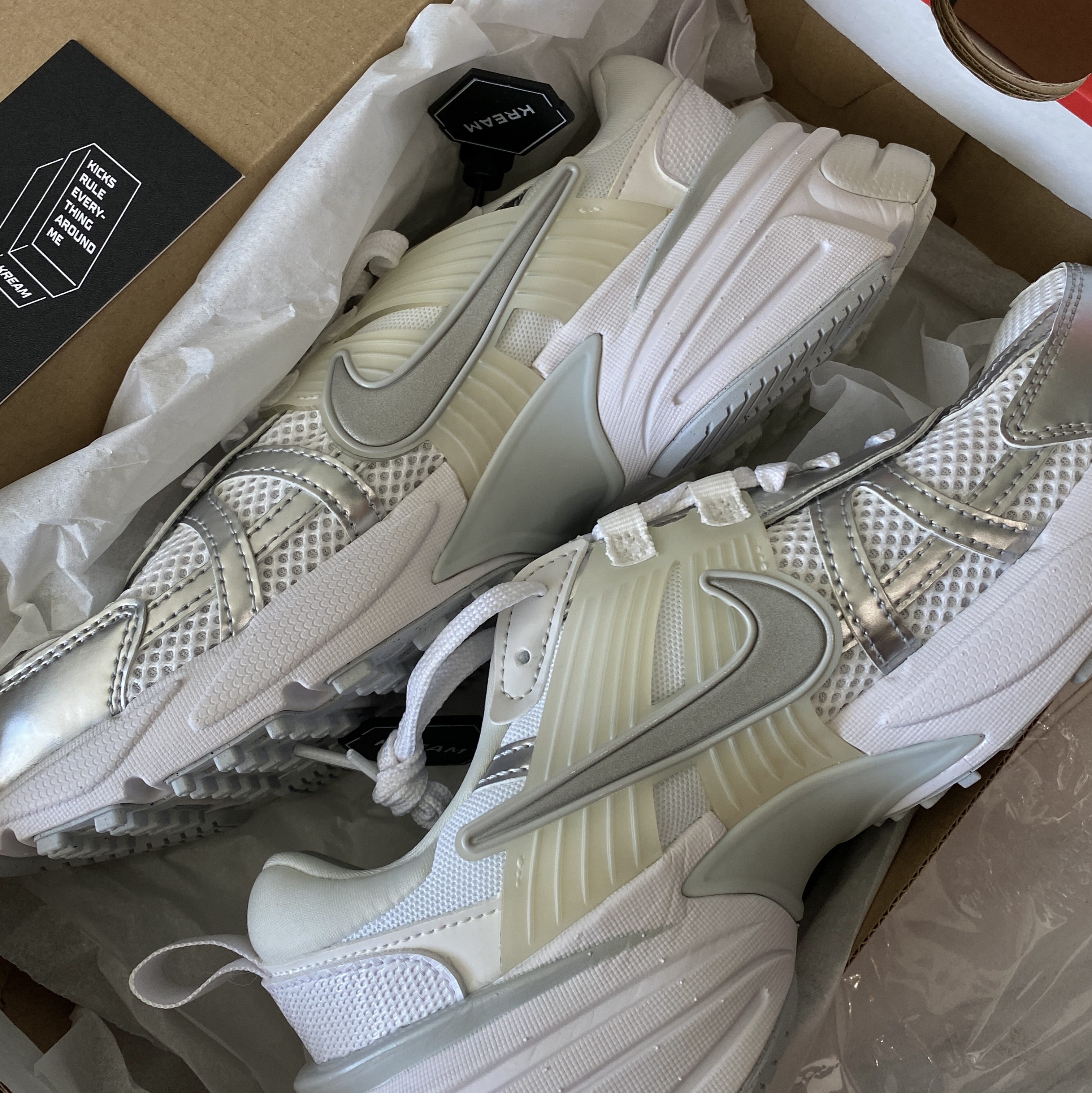 Nike V2K Run Metallic Silver White 착용 스타일 - 1