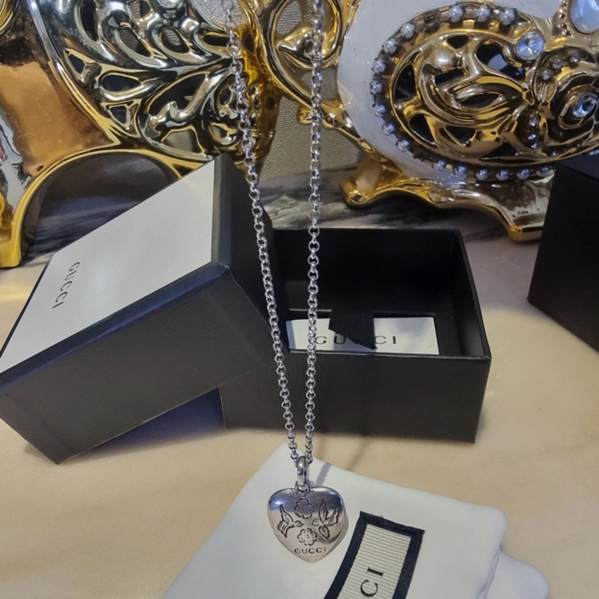 Gucci Blind for Love Necklace Silver 착용 스타일