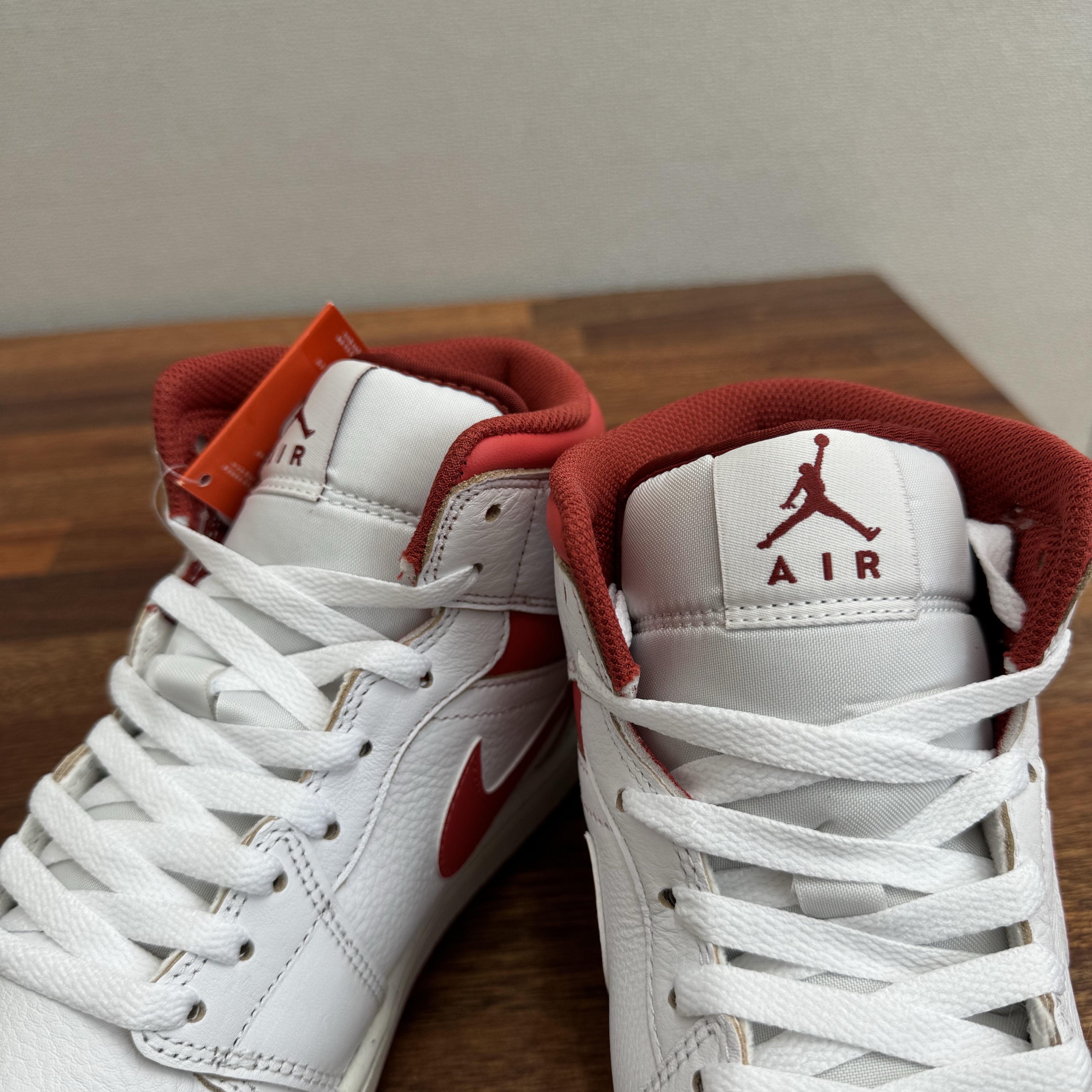 Jordan 1 Mid SE White Dune Red 착용 스타일 - 3