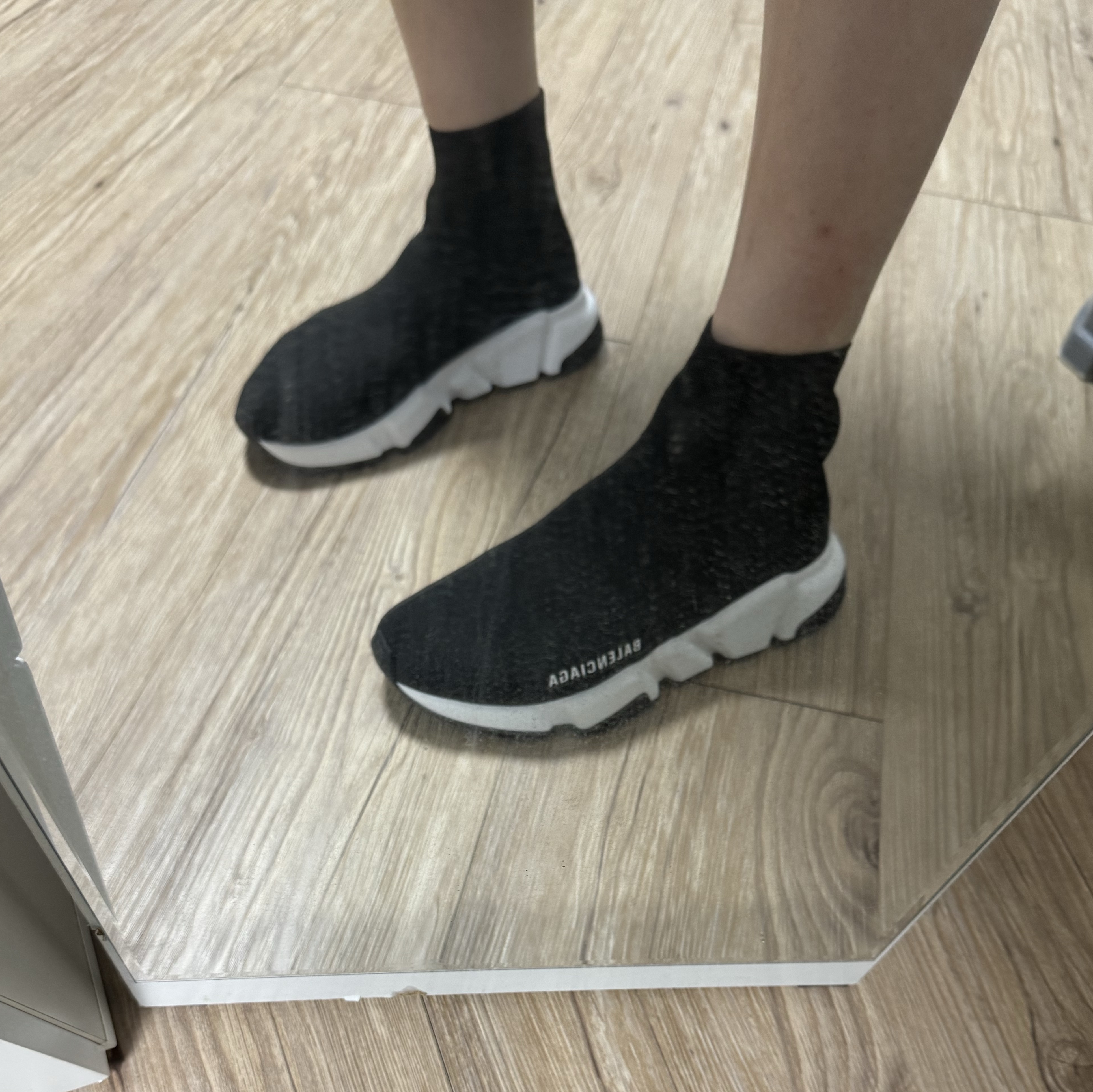 (W) Balenciaga Speed Trainer Black White 2021/2022 착용 스타일 - 2