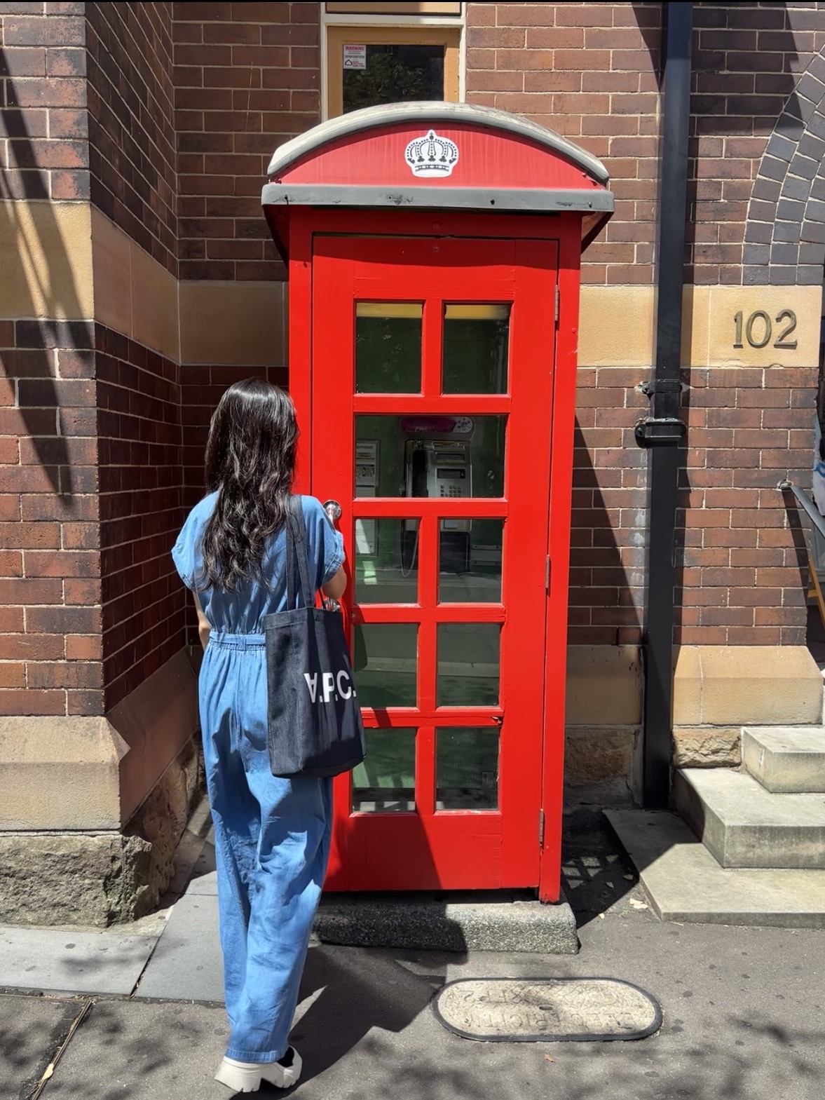 A.P.C. Laure Tote Bag Blue 착용 스타일 - 3
