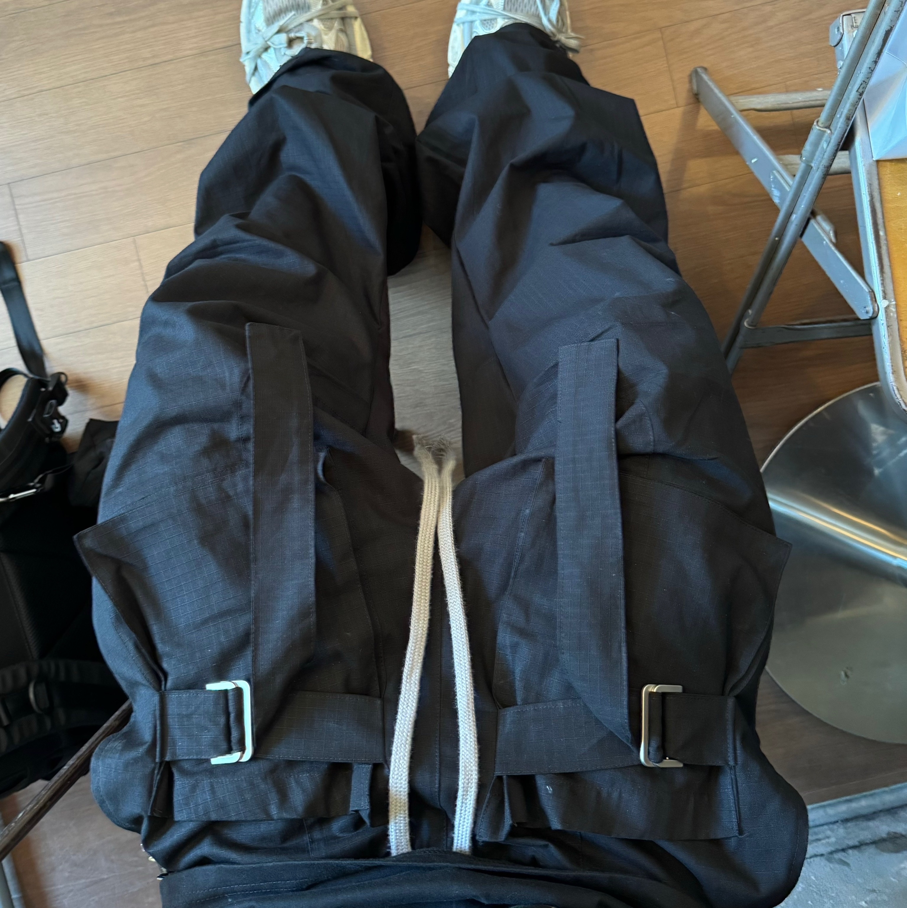 Wapworks Wide Safety Cargo Pants Black 착용 스타일
