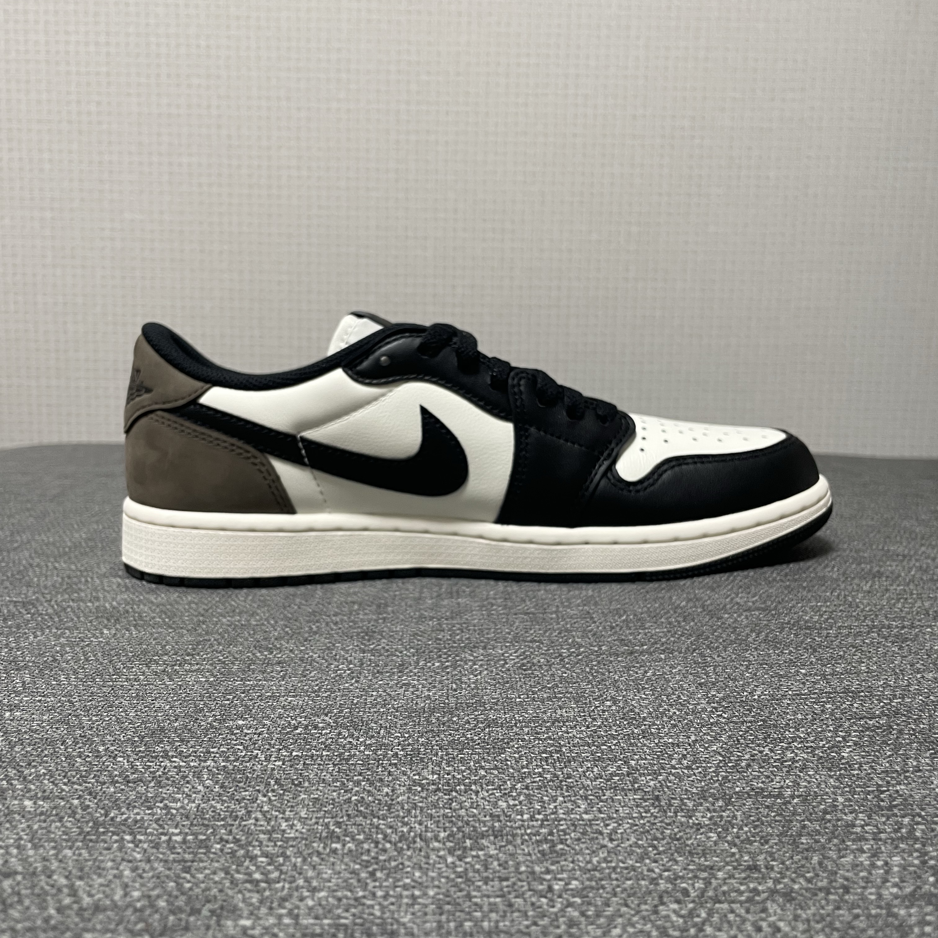 Jordan 1 Retro Low OG Mocha 착용 스타일 - 3