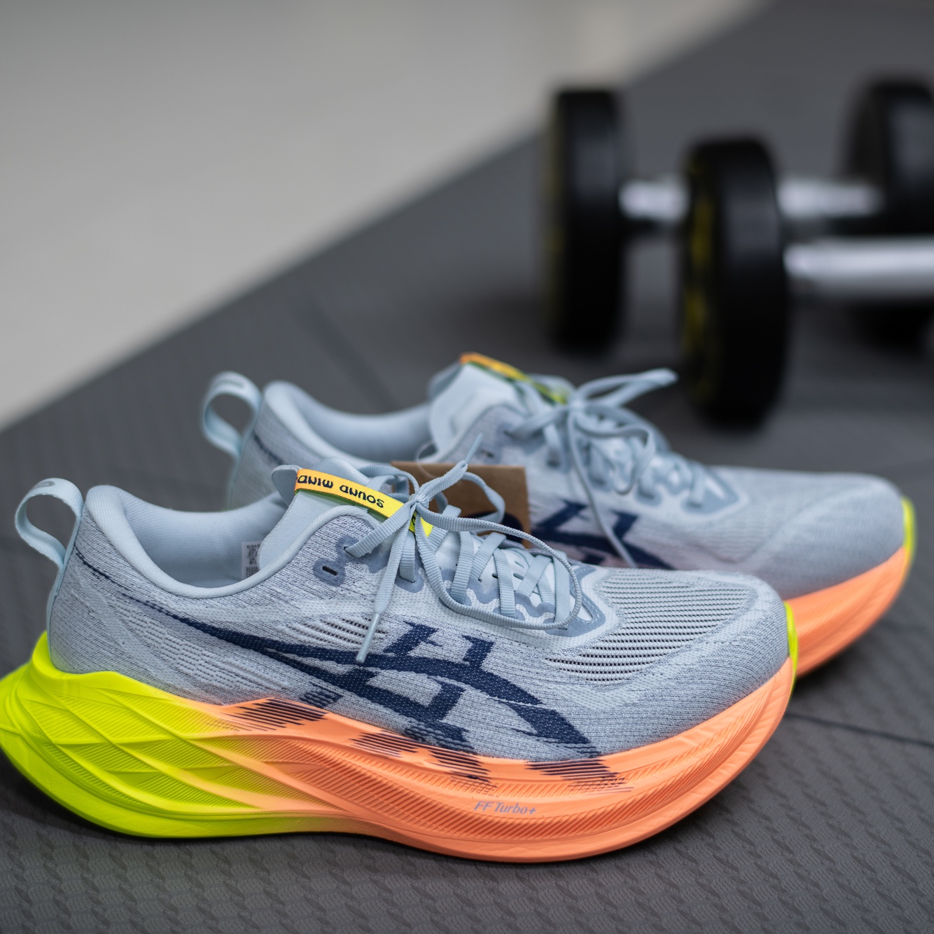 Asics Superblast 2 Paris Cool Grey Safety Yellow 착용 스타일