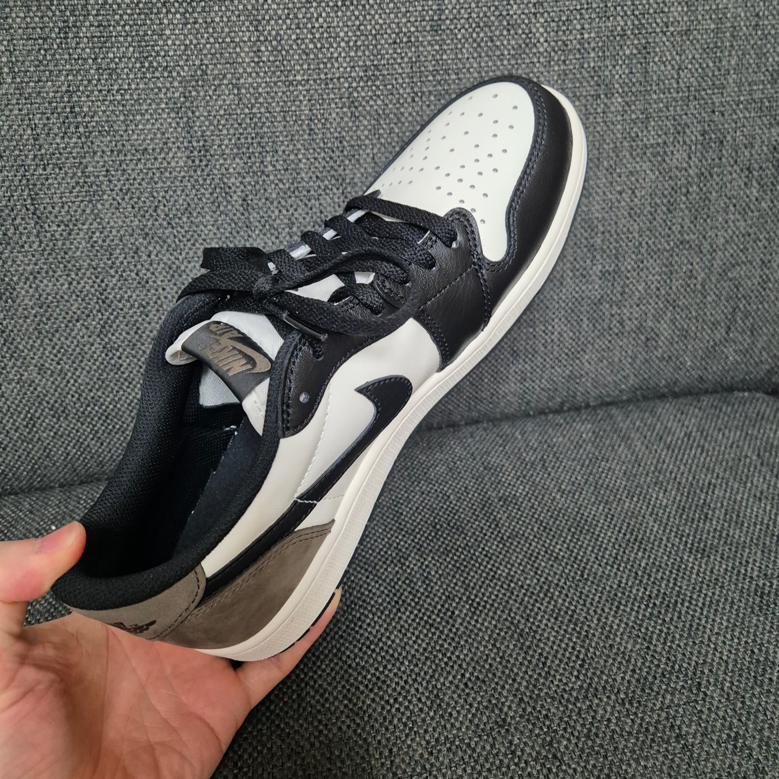 Jordan 1 Retro Low OG Mocha 착용 스타일 - 2