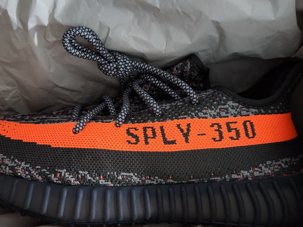Adidas Yeezy Boost 350 V2 Carbon Beluga 착용 스타일
