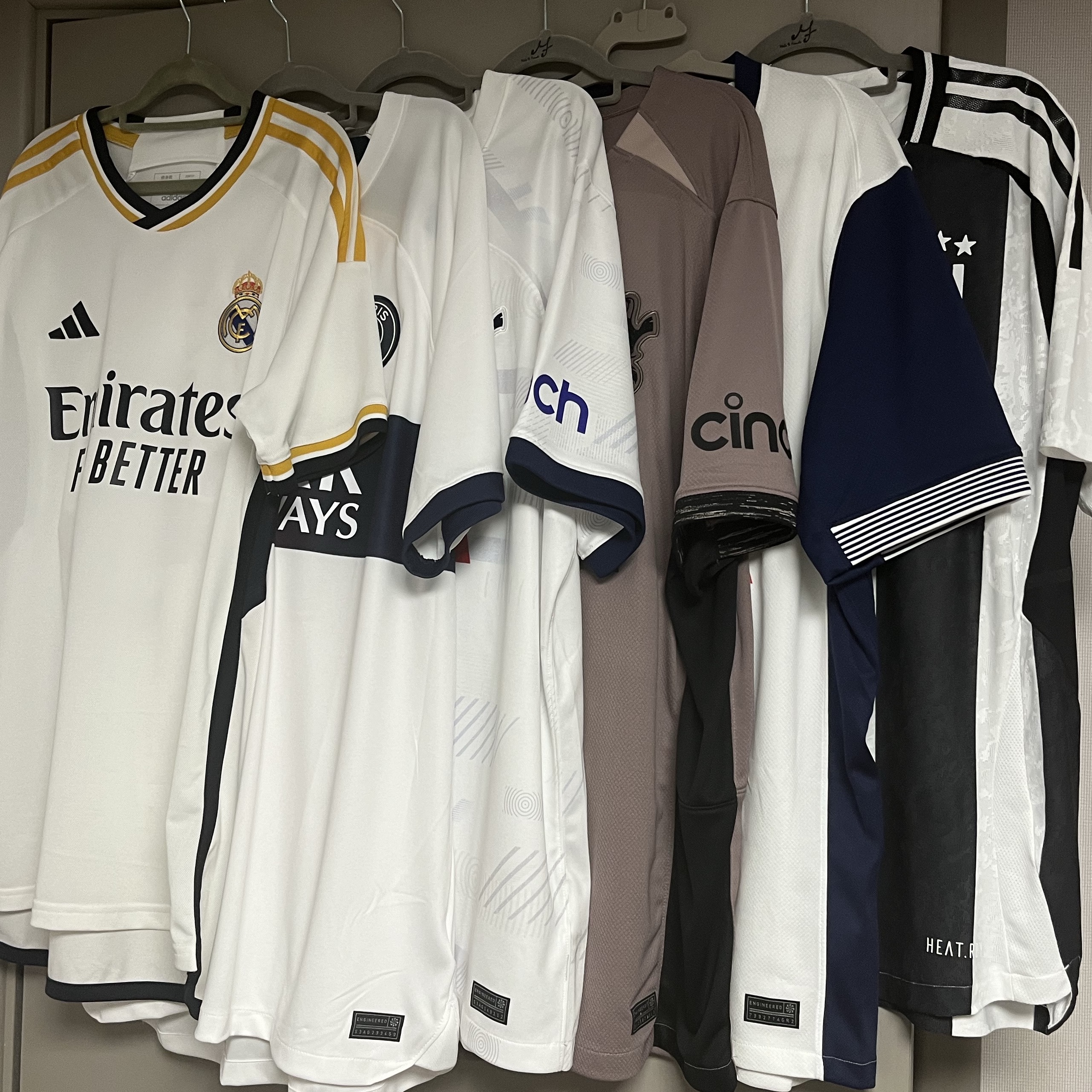 Adidas Real Madrid 2023/24 Home Jersey White - US Sizing (Non Marking Ver.), Nike Paris Saint-Germain 2023/24 Dri-Fit Stadium Away Jersey White Midnight Navy (Non Marking Ver.) 착용 스타일 - 1