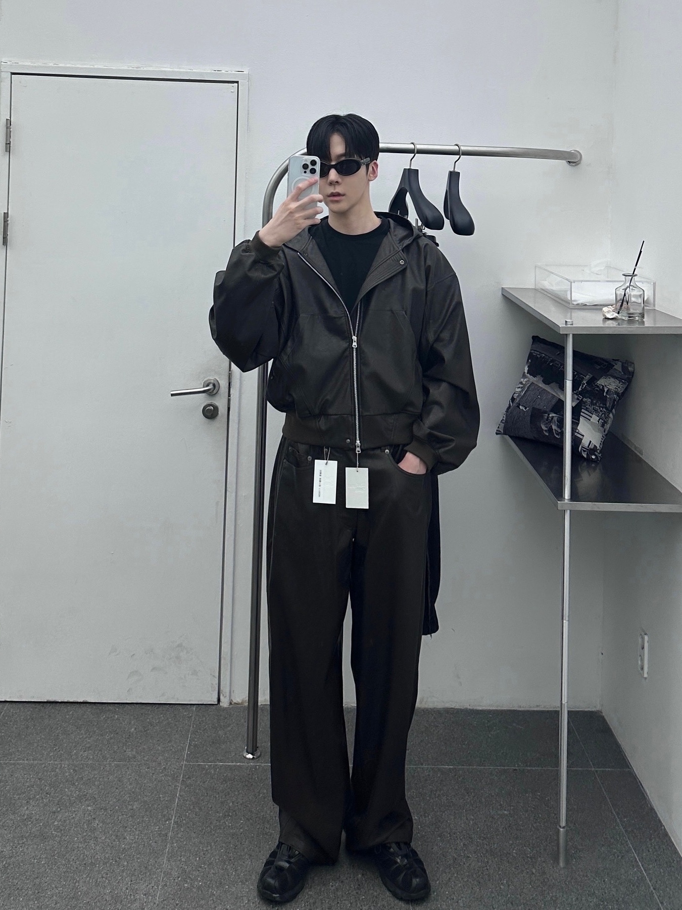Haleine Cropped Faux Leahter Zip Up Hoodie Brown (VT305), Haleine Cropped Faux Leahter Zip Up Hoodie Black (VT304) 착용 스타일