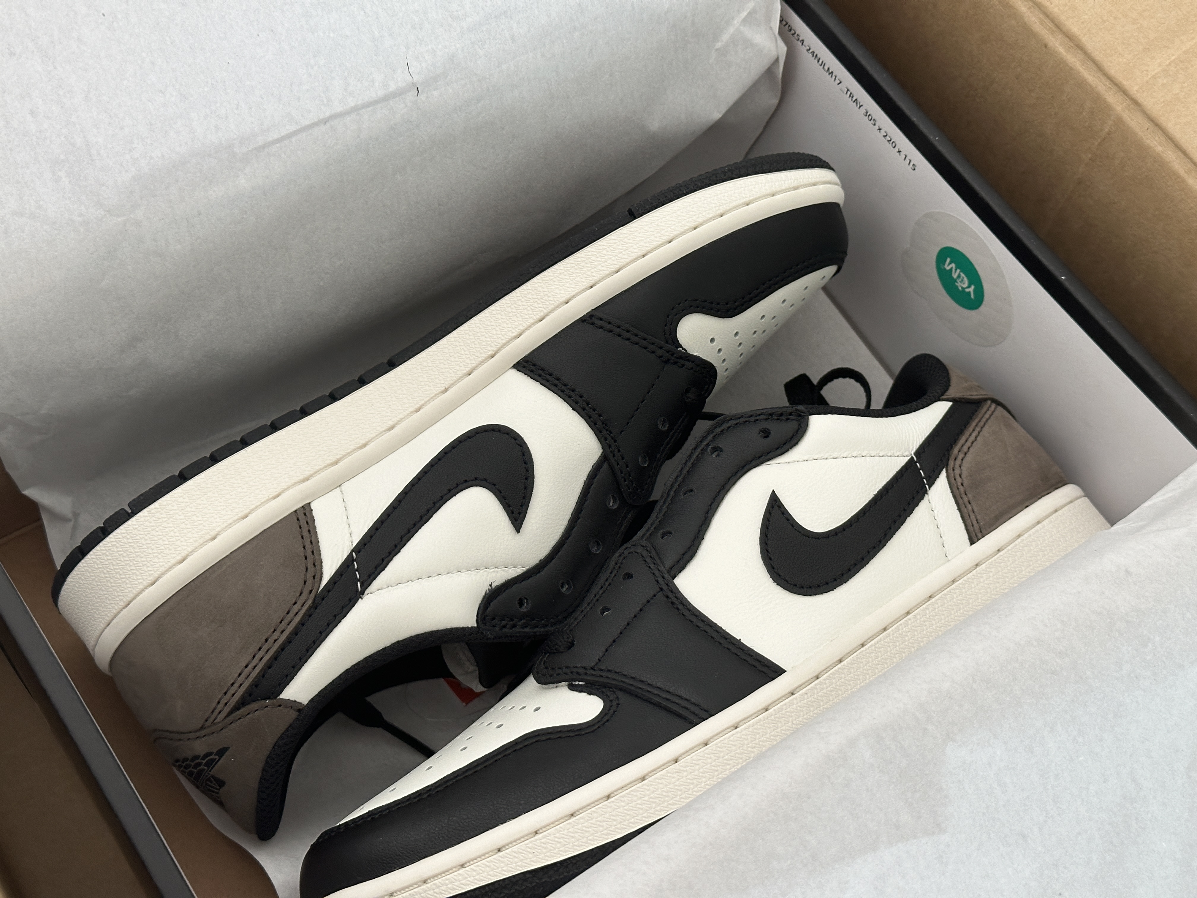 Jordan 1 Retro Low OG Mocha 착용 스타일 - 1